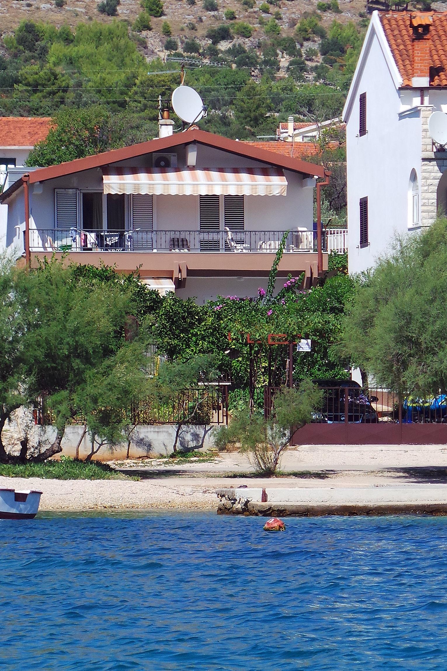 2-Zimmer-Ferienwohnung am Strand Grebastica, Sibenik A-10366-a