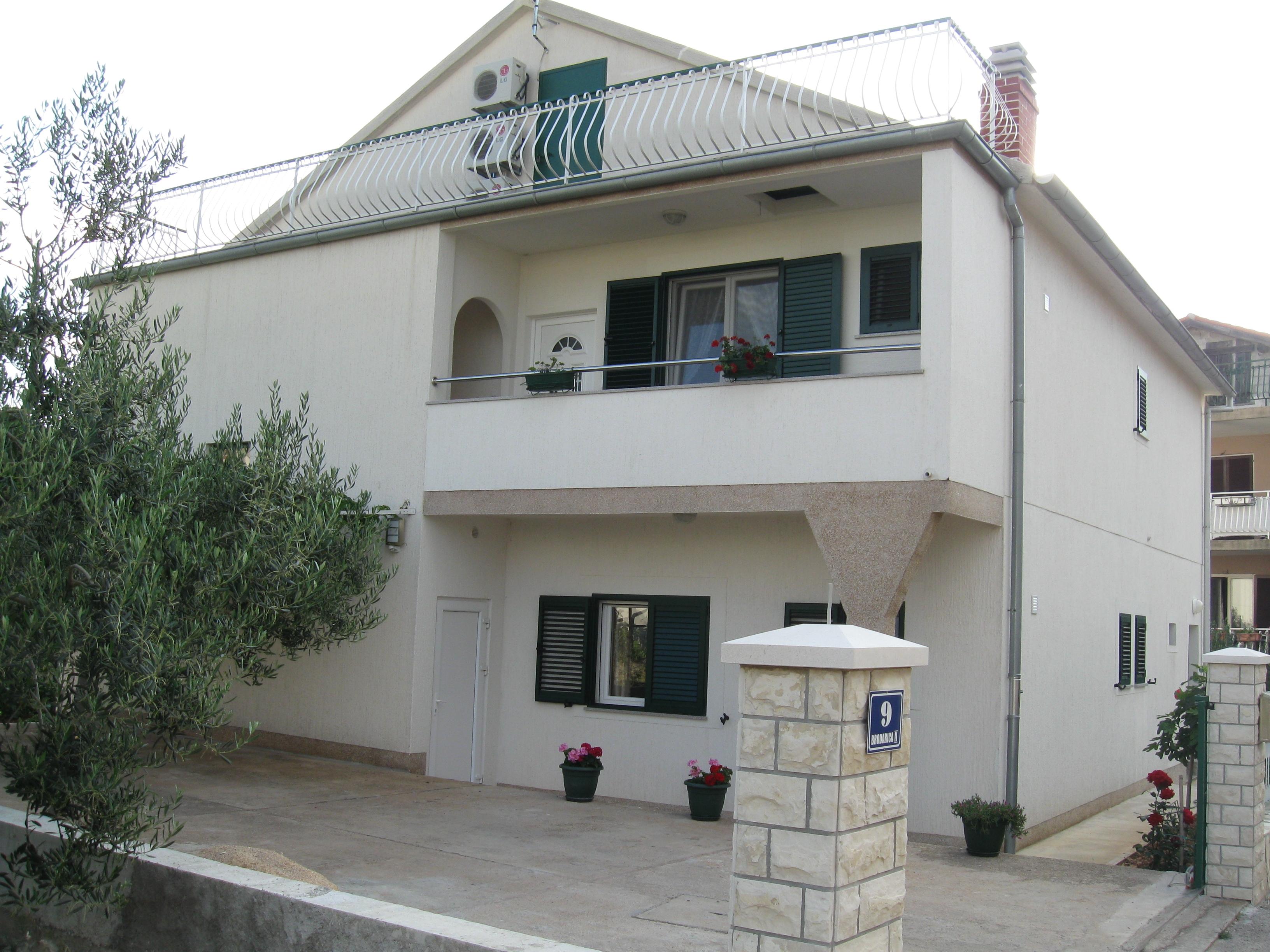 3-Zimmer-Ferienwohnung mit Terrasse Brodarica, Sibenik A-11262-a