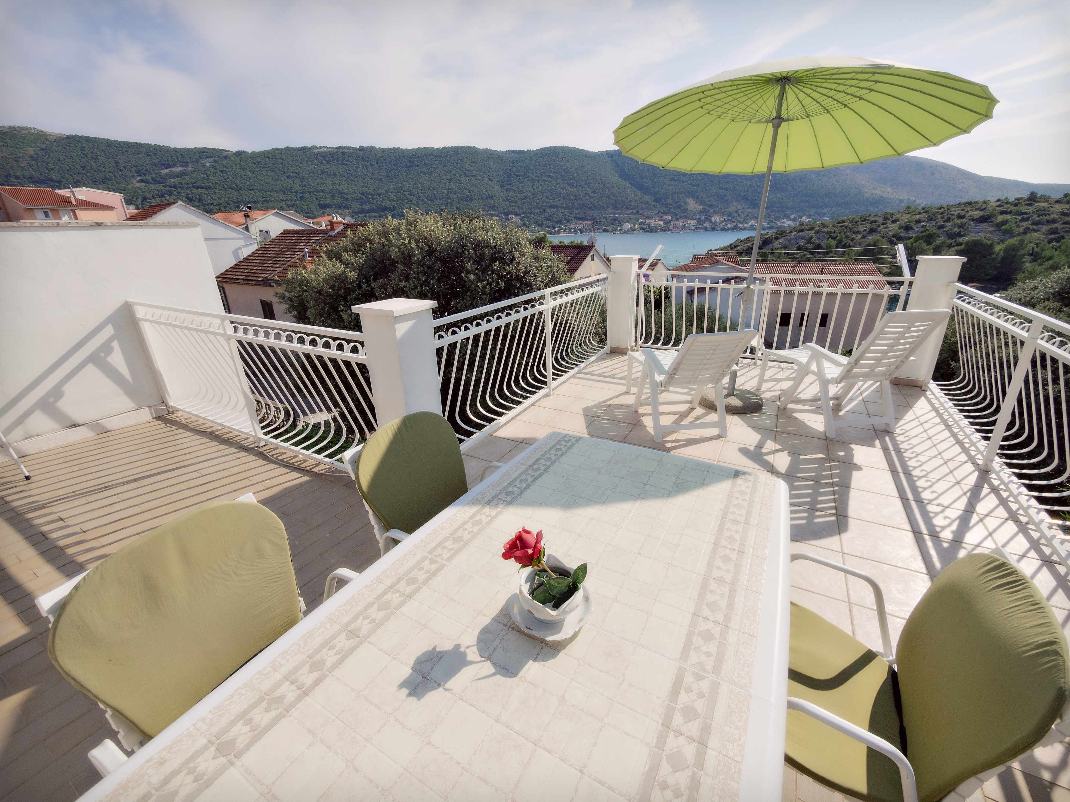 2-Zimmer-Ferienwohnung mit Terrasse und Meerblick Grebastica, Sibenik
