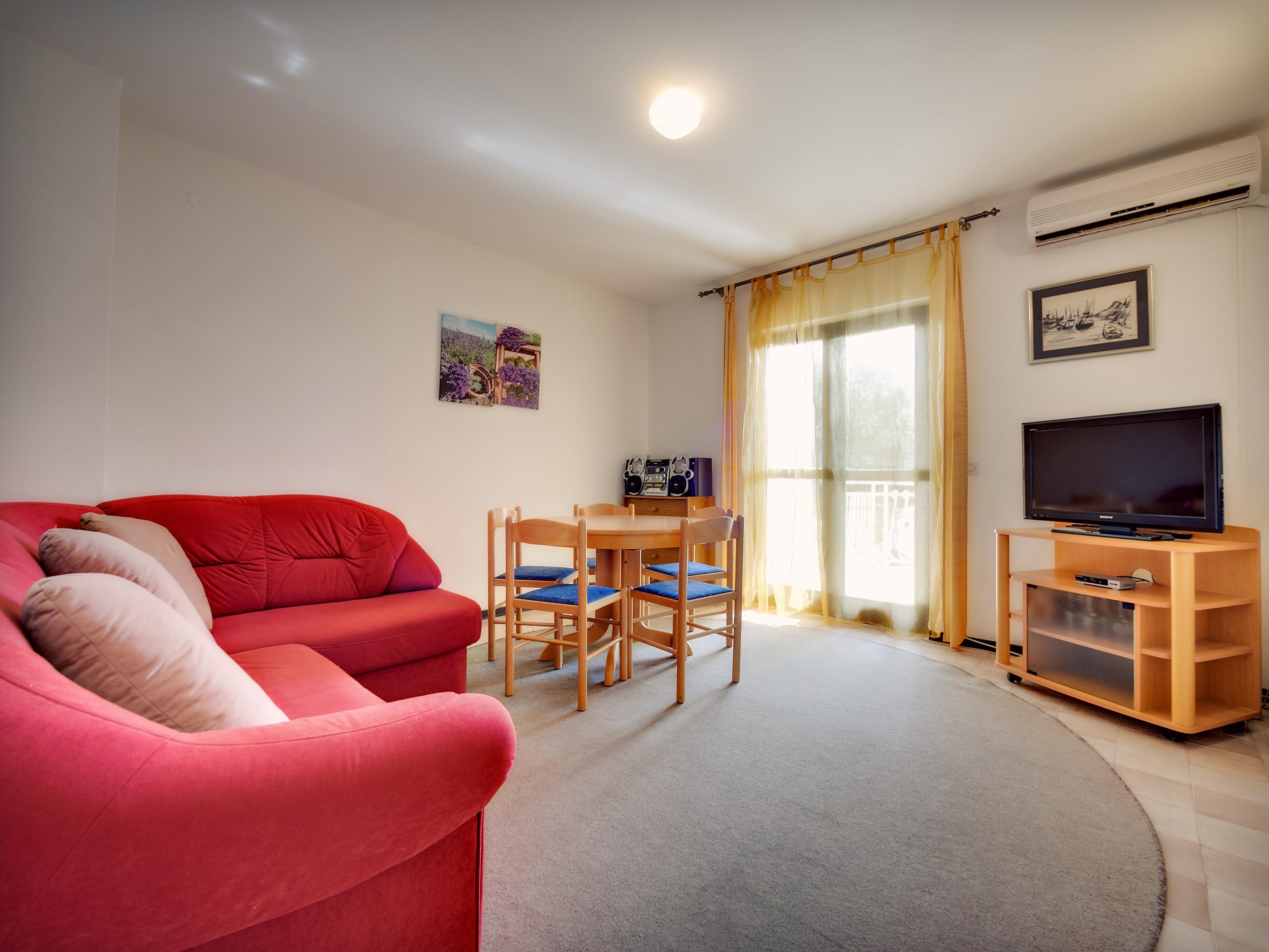 3-Zimmer-Ferienwohnung mit Terrasse Grebastica, Sibenik A-12588-a