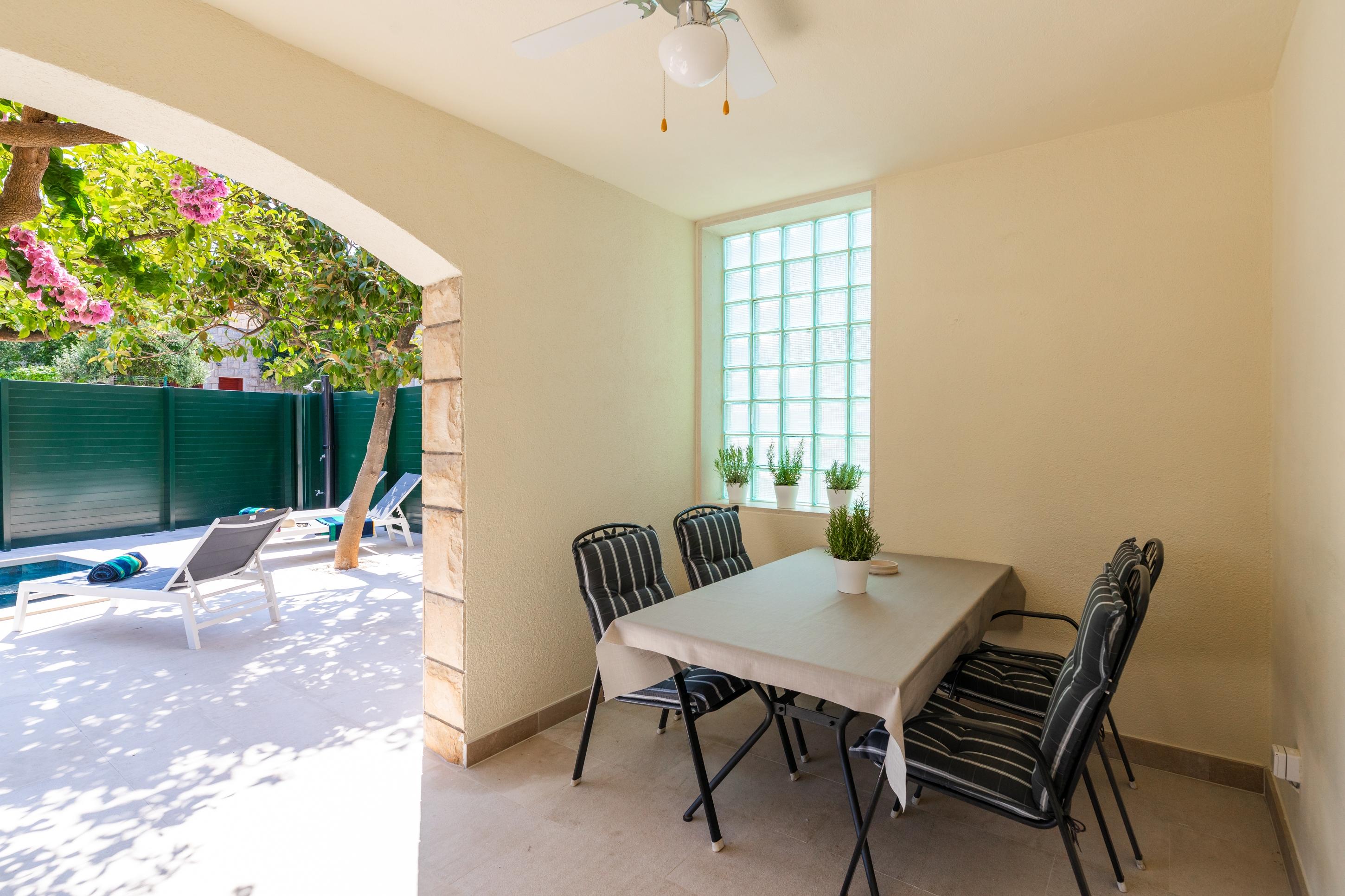 2-Zimmer-Ferienwohnung mit Terrasse Supetar, Brac A-12893-a