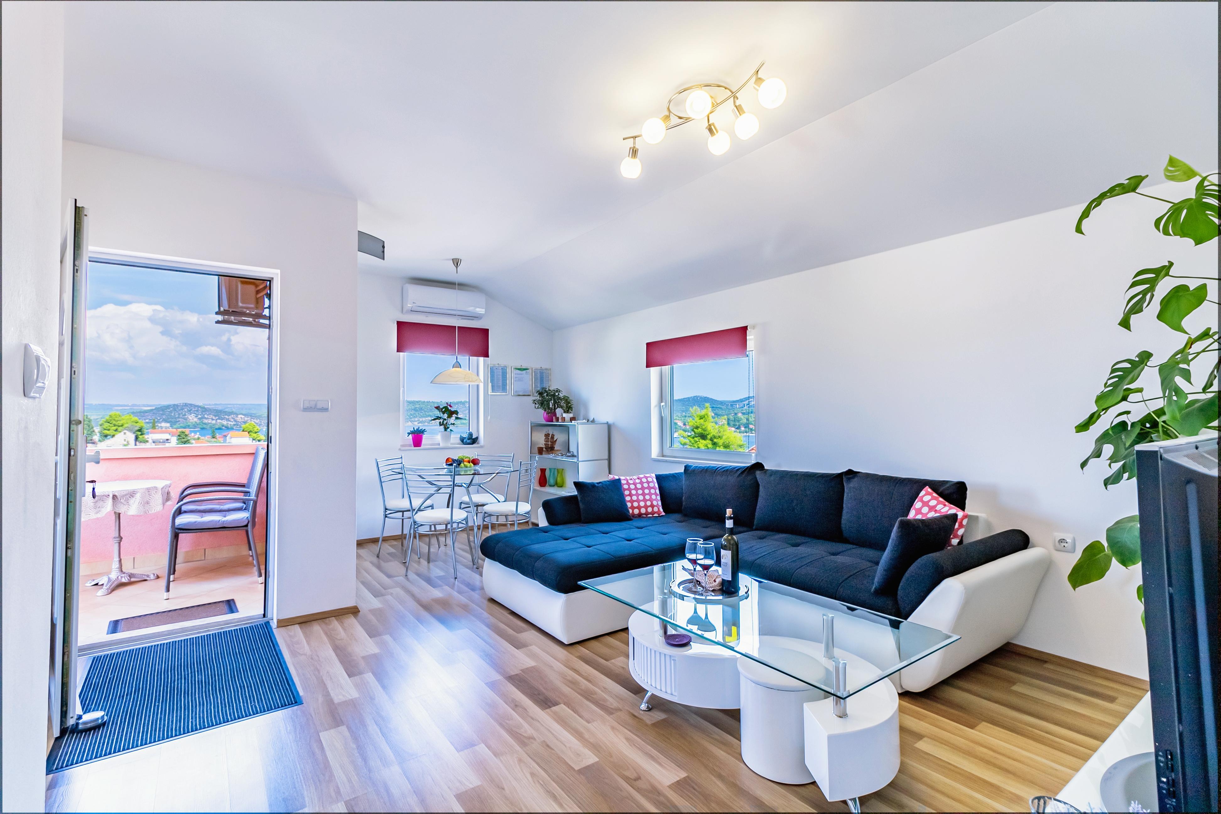 2-Zimmer-Ferienwohnung mit Balkon und Meerblick Bilice, Krka A-13545-a