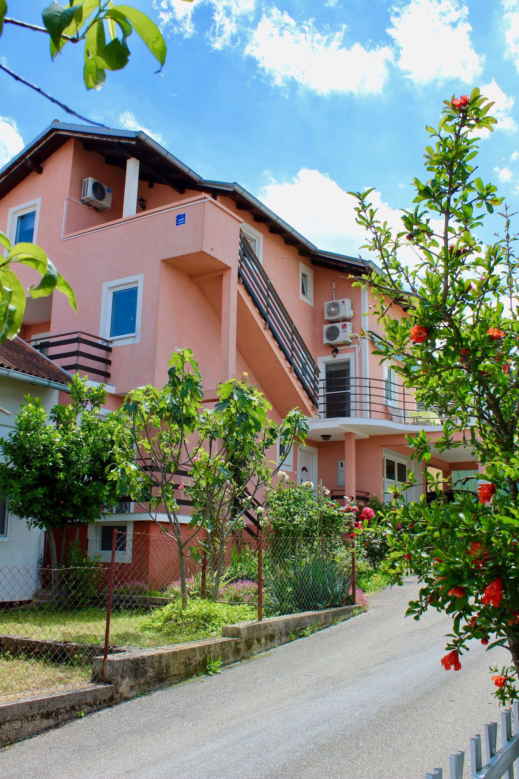 2-Zimmer-Ferienwohnung mit Balkon und Meerblick Bilice, Krka A-13545-a