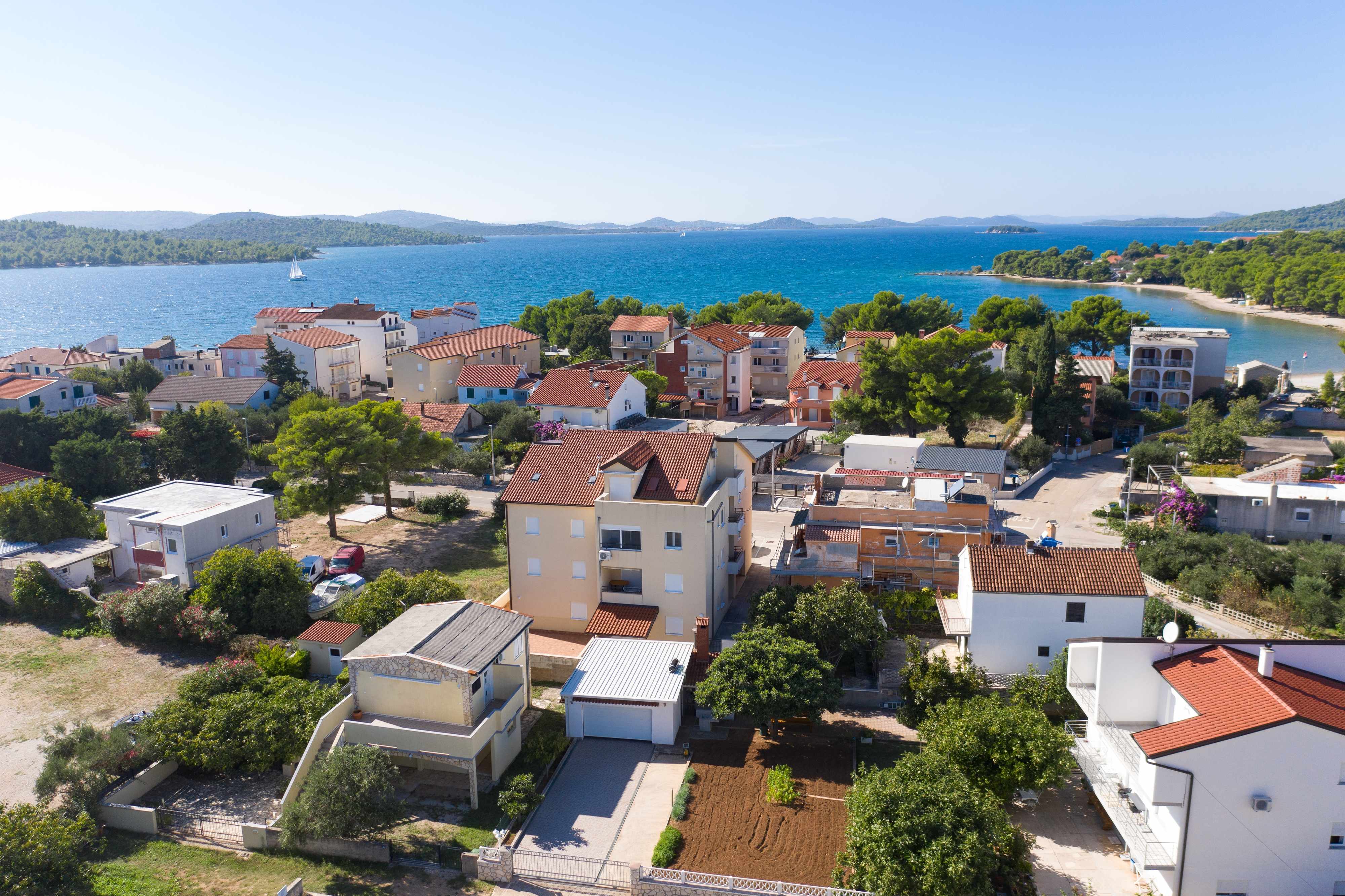 2-Zimmer-Ferienwohnung mit Balkon Pirovac, Sibenik A-15659-a