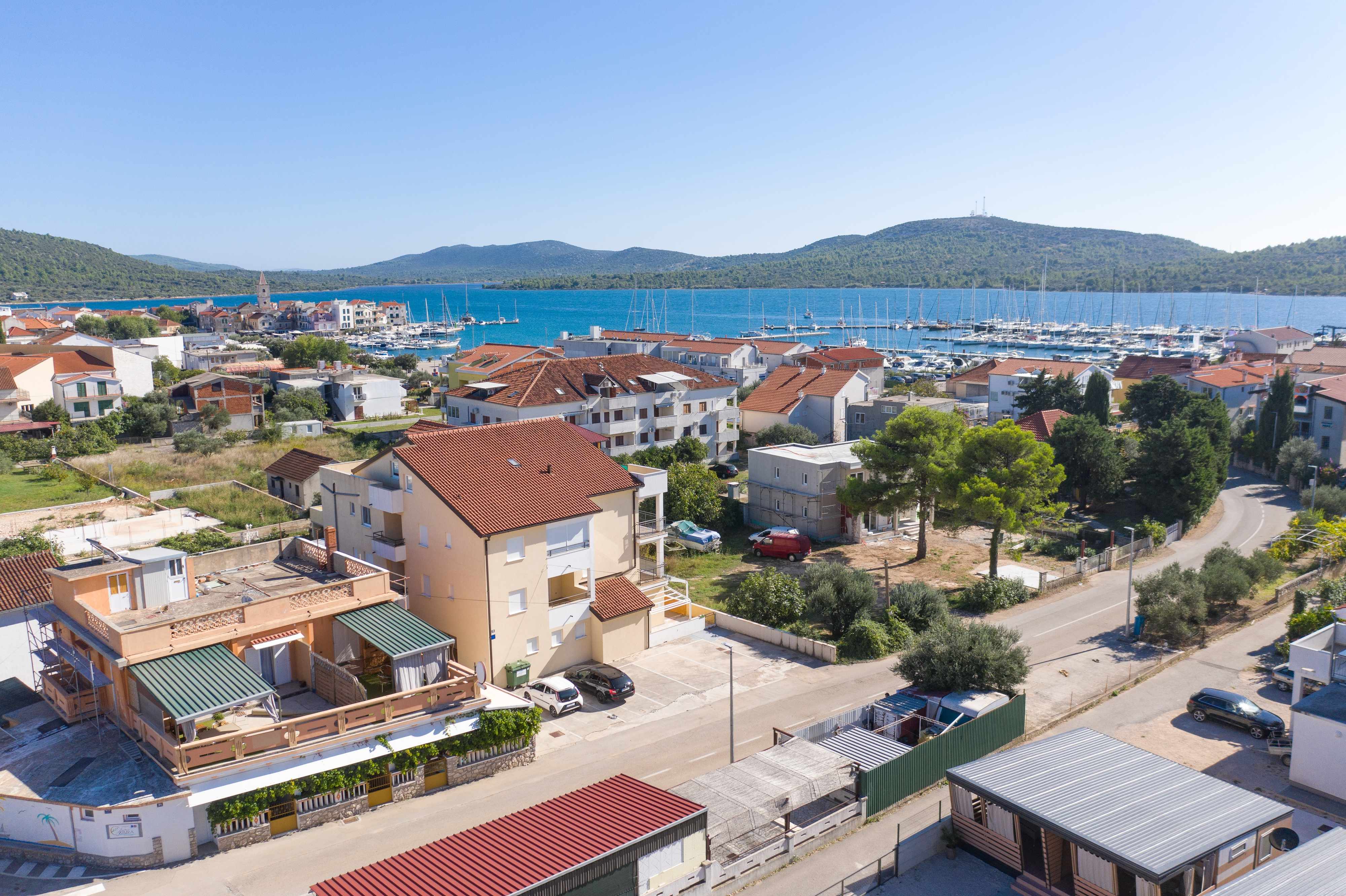 2-Zimmer-Ferienwohnung mit Balkon Pirovac, Sibenik A-15659-a