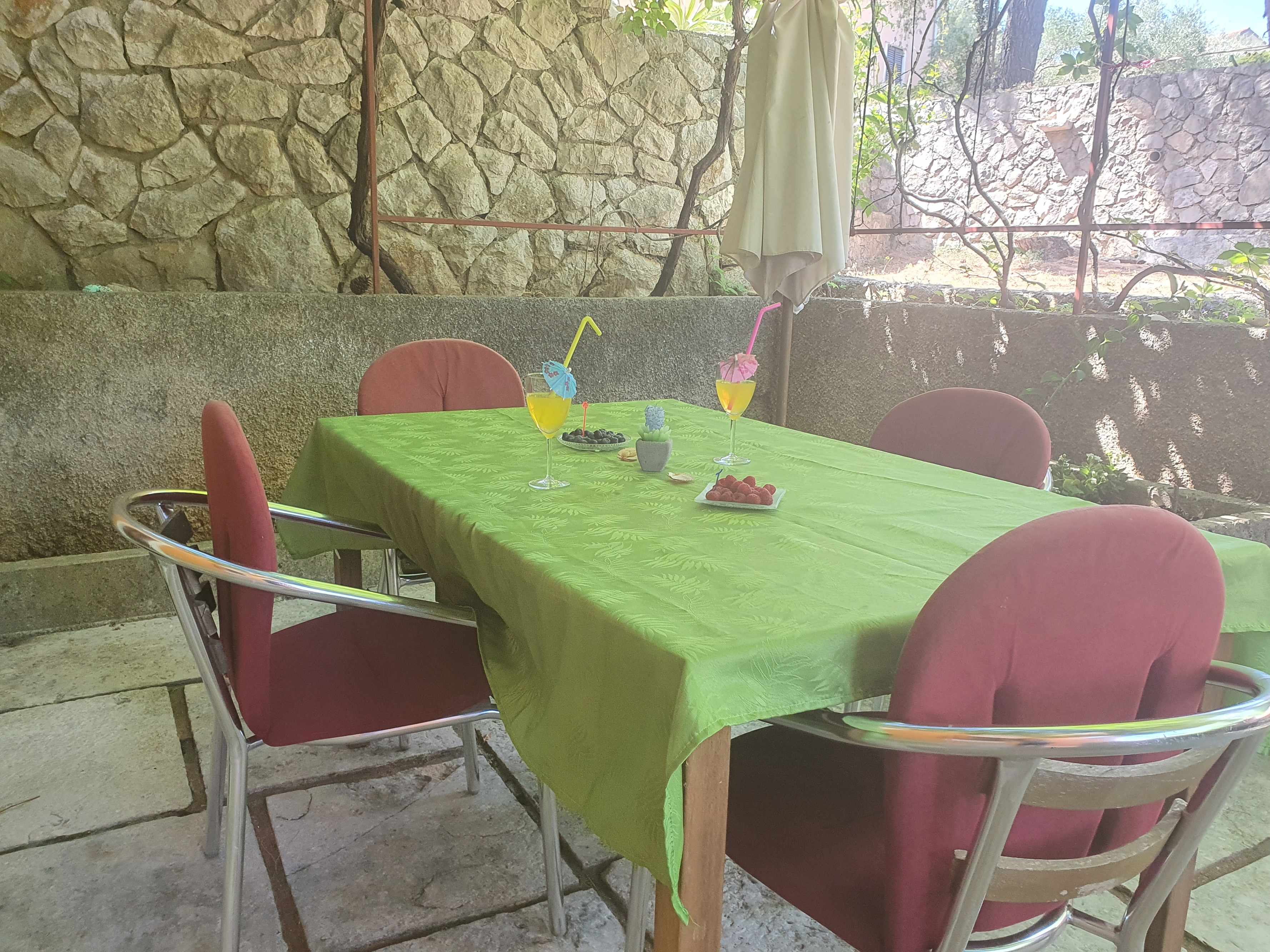 2-Zimmer-Haus mit Terrasse Nerezine, Losinj K-17984