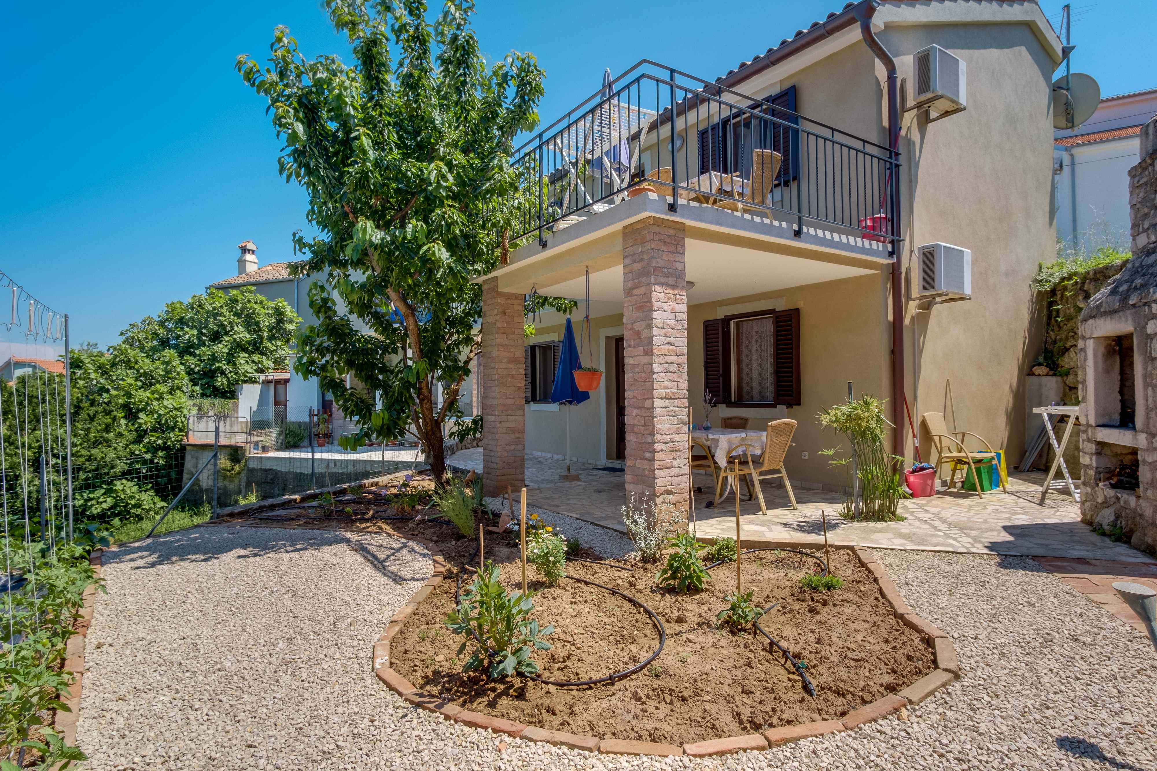 1-Zimmer-Ferienwohnung mit Terrasse Nerezine, Losinj A-18734-a