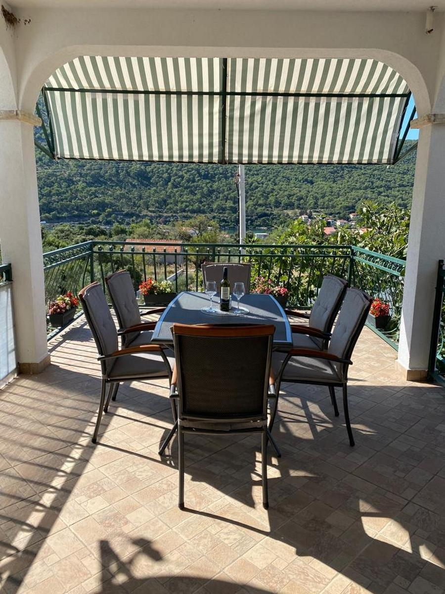 2-Zimmer-Ferienwohnung mit Terrasse und Meerblick Grebastica, Sibenik