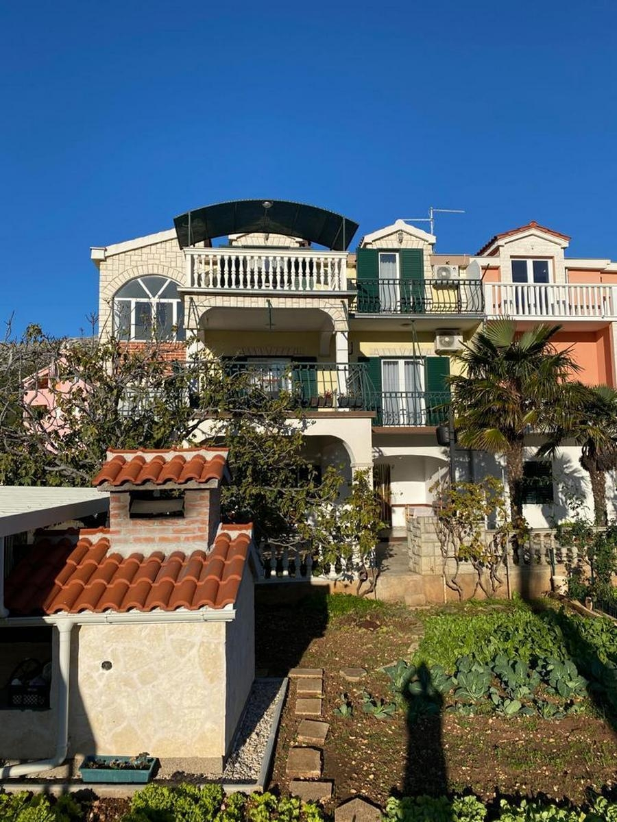 2-Zimmer-Ferienwohnung mit Terrasse und Meerblick Grebastica, Sibenik