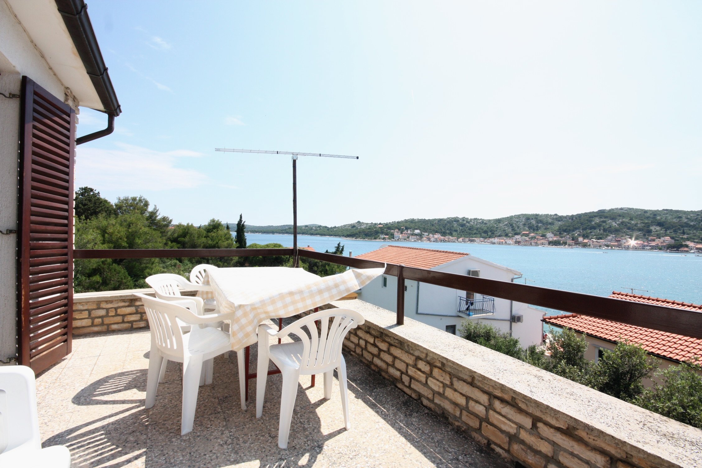 3-Zimmer-Ferienwohnung mit Terrasse und Meerblick Tisno, Murter A-5142
