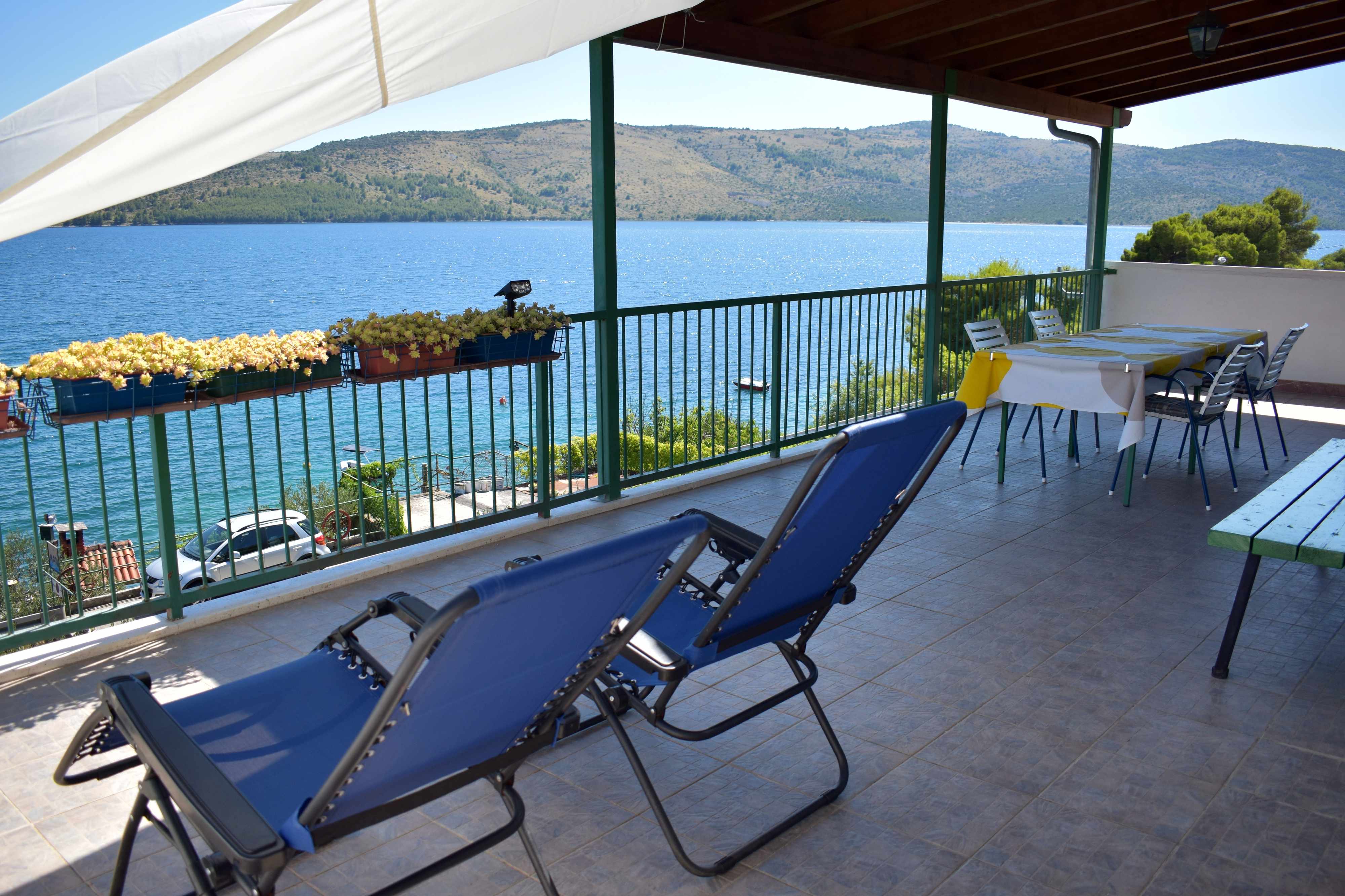 2-Zimmer-Ferienwohnung am Strand Seget Vranjica, Trogir A-7509-a