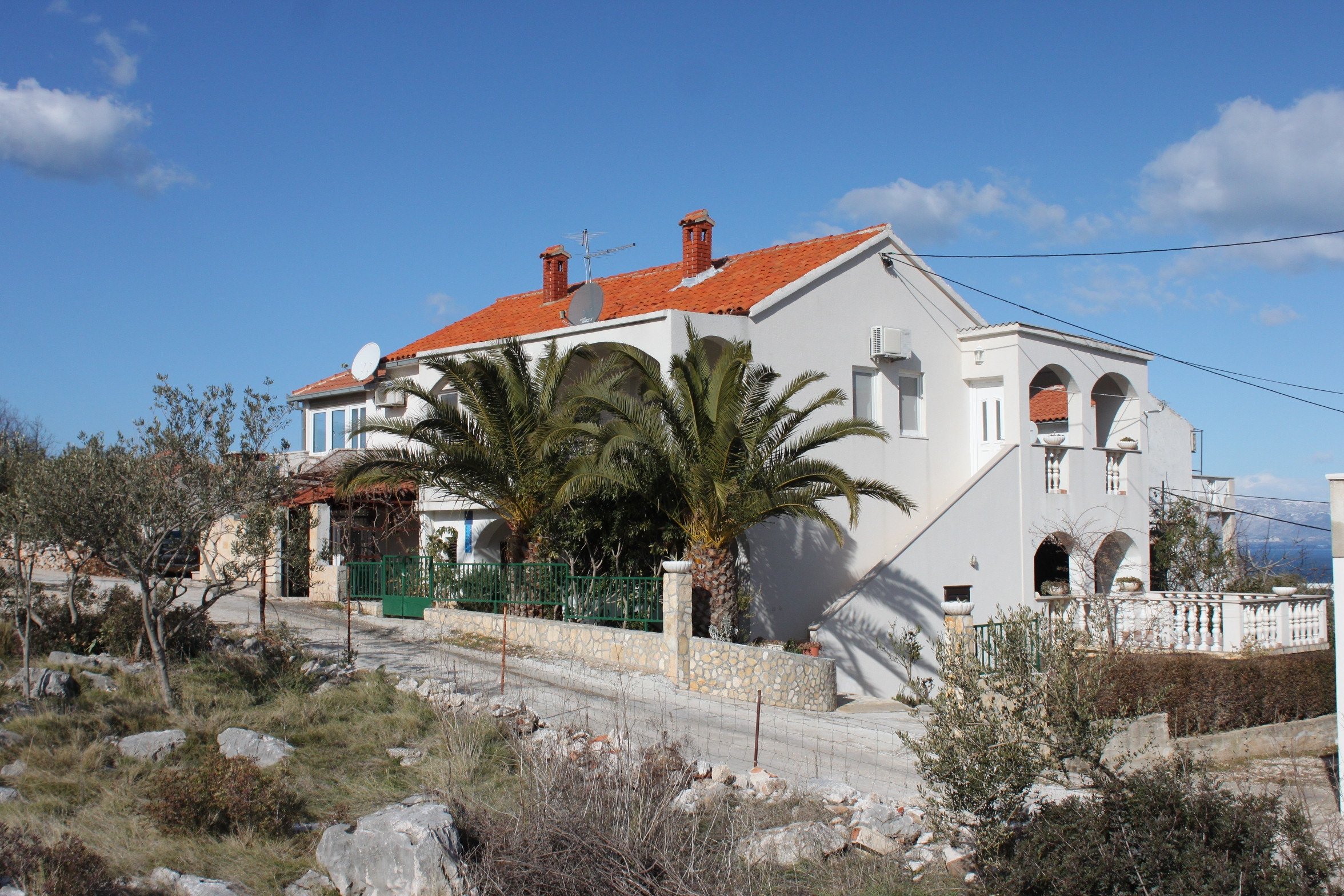2-Zimmer-Ferienwohnung mit Terrasse und Meerblick Supetar, Brac A-7535