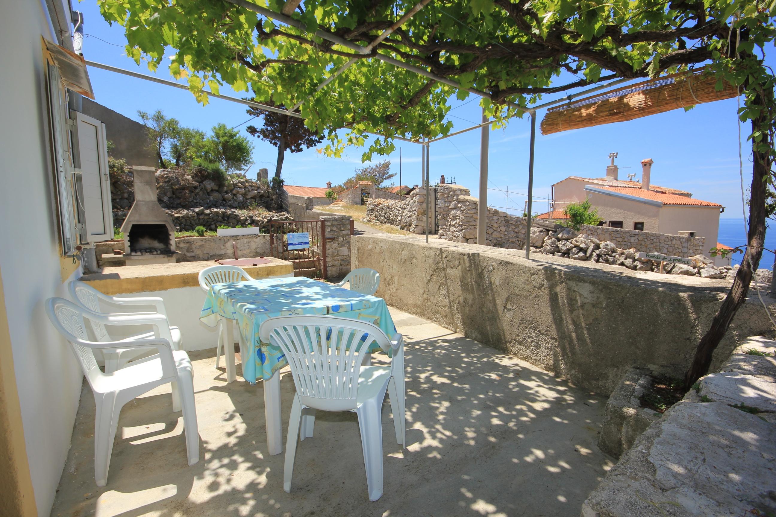 2-Zimmer-Haus mit Terrasse und Meerblick Ustrine, Cres K-8037