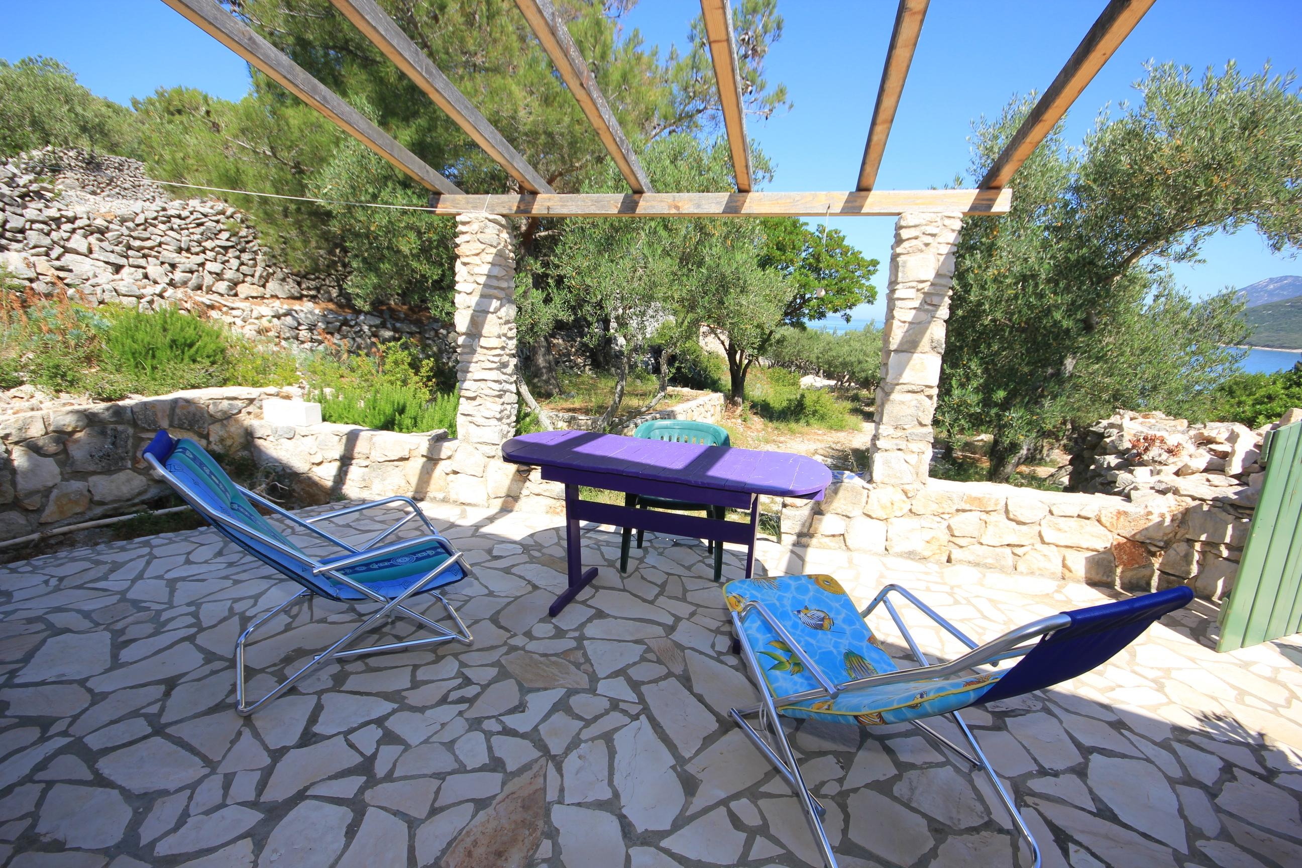 1-Zimmer-Haus mit Terrasse und Meerblick Bucht Studencic, Losinj K-326