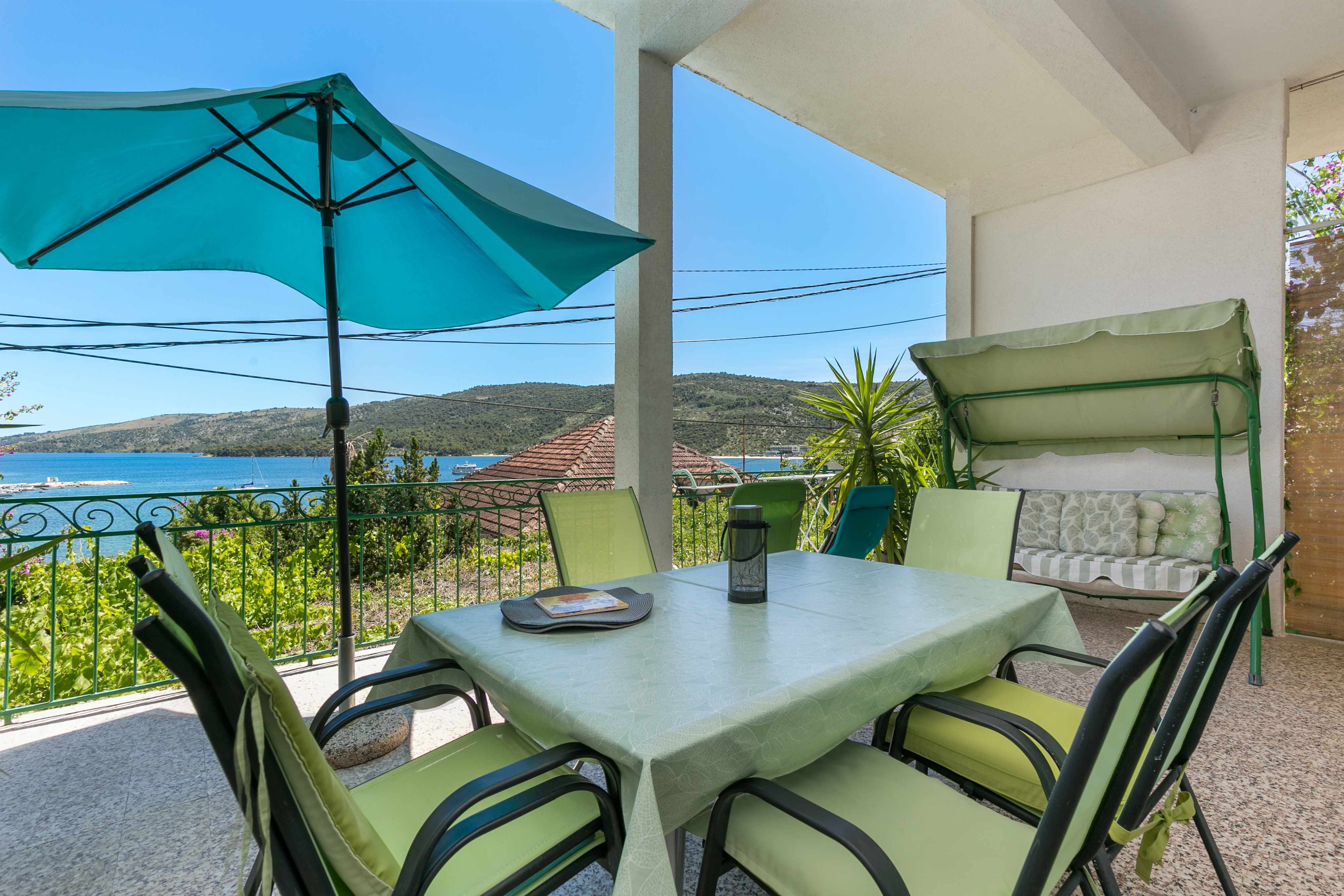 2-Zimmer-Ferienwohnung mit Terrasse und Meerblick Marina, Trogir A-141