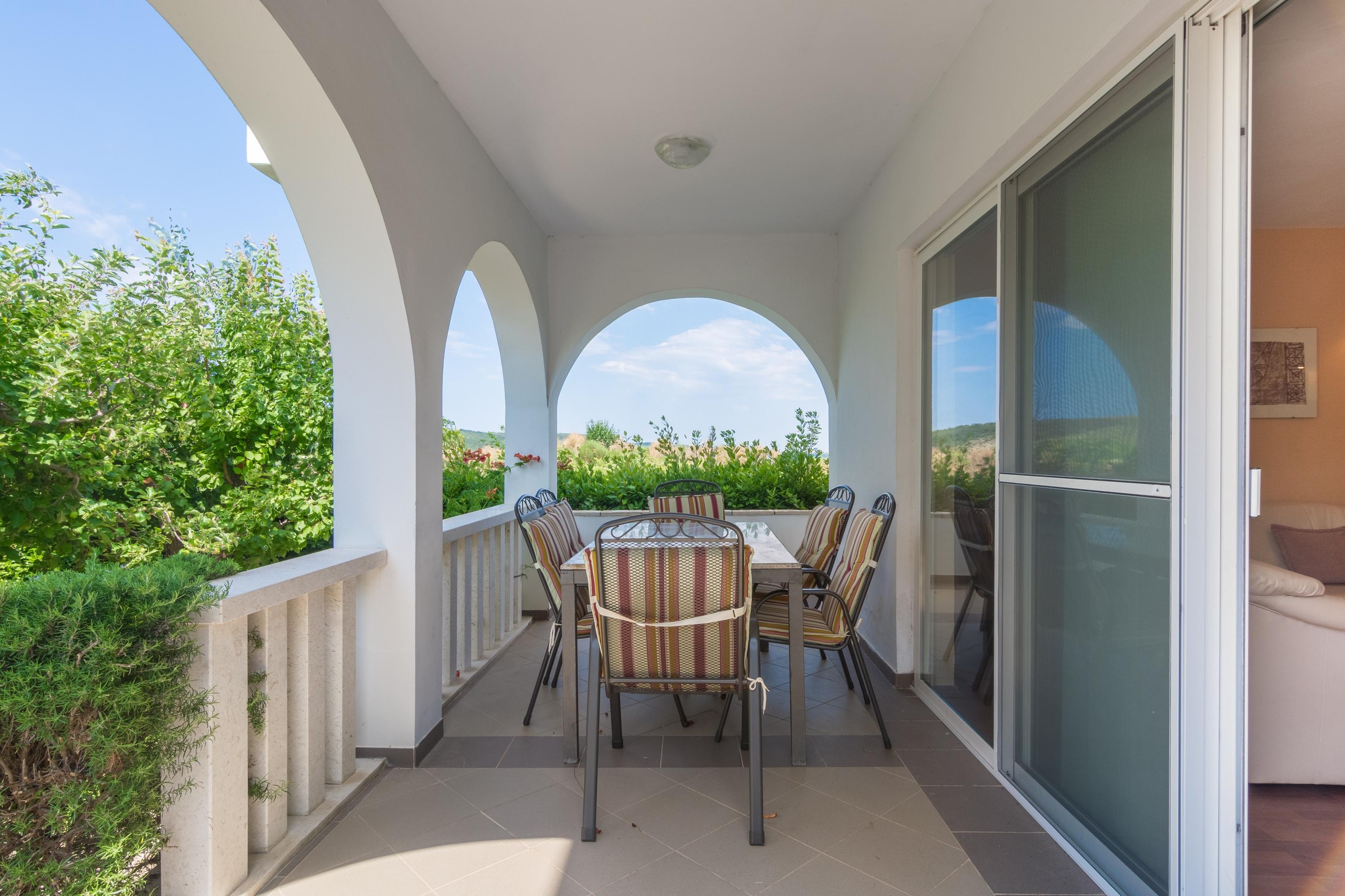 2-Zimmer-Ferienwohnung mit Terrasse und Meerblick Ljubac, Zadar A-1459