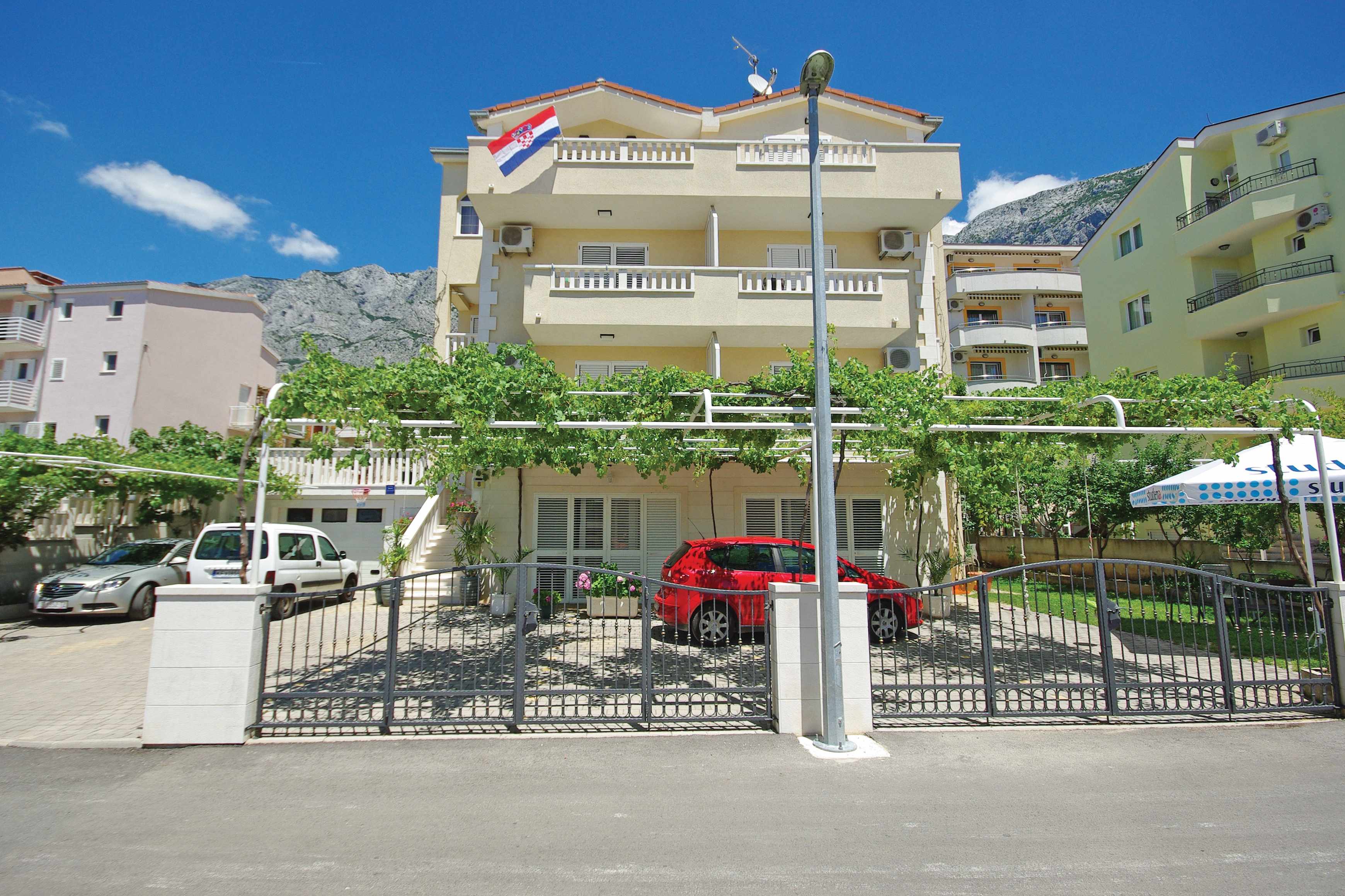 2-Zimmer-Ferienwohnung mit Balkon und Meerblick Makarska A-14667-a