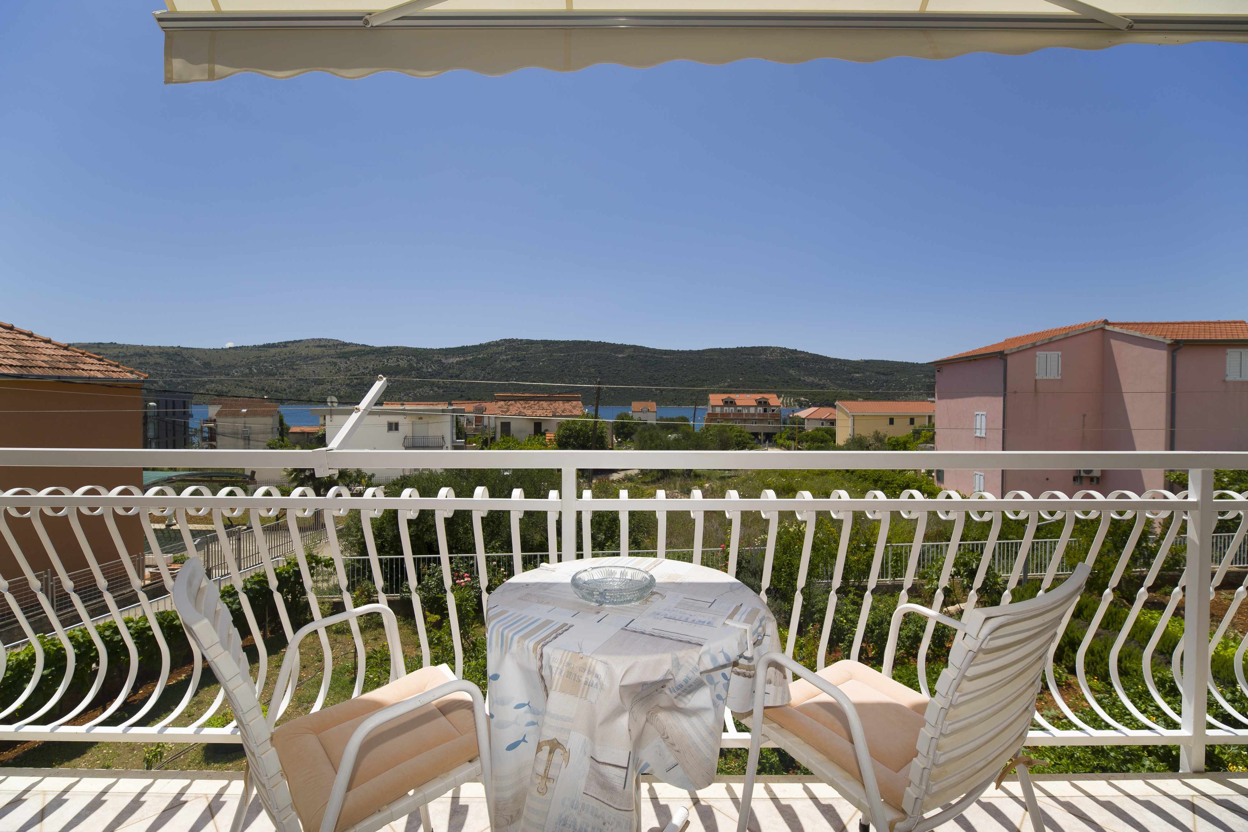 2-Zimmer-Ferienwohnung mit Balkon und Meerblick Poljica, Trogir A-1905