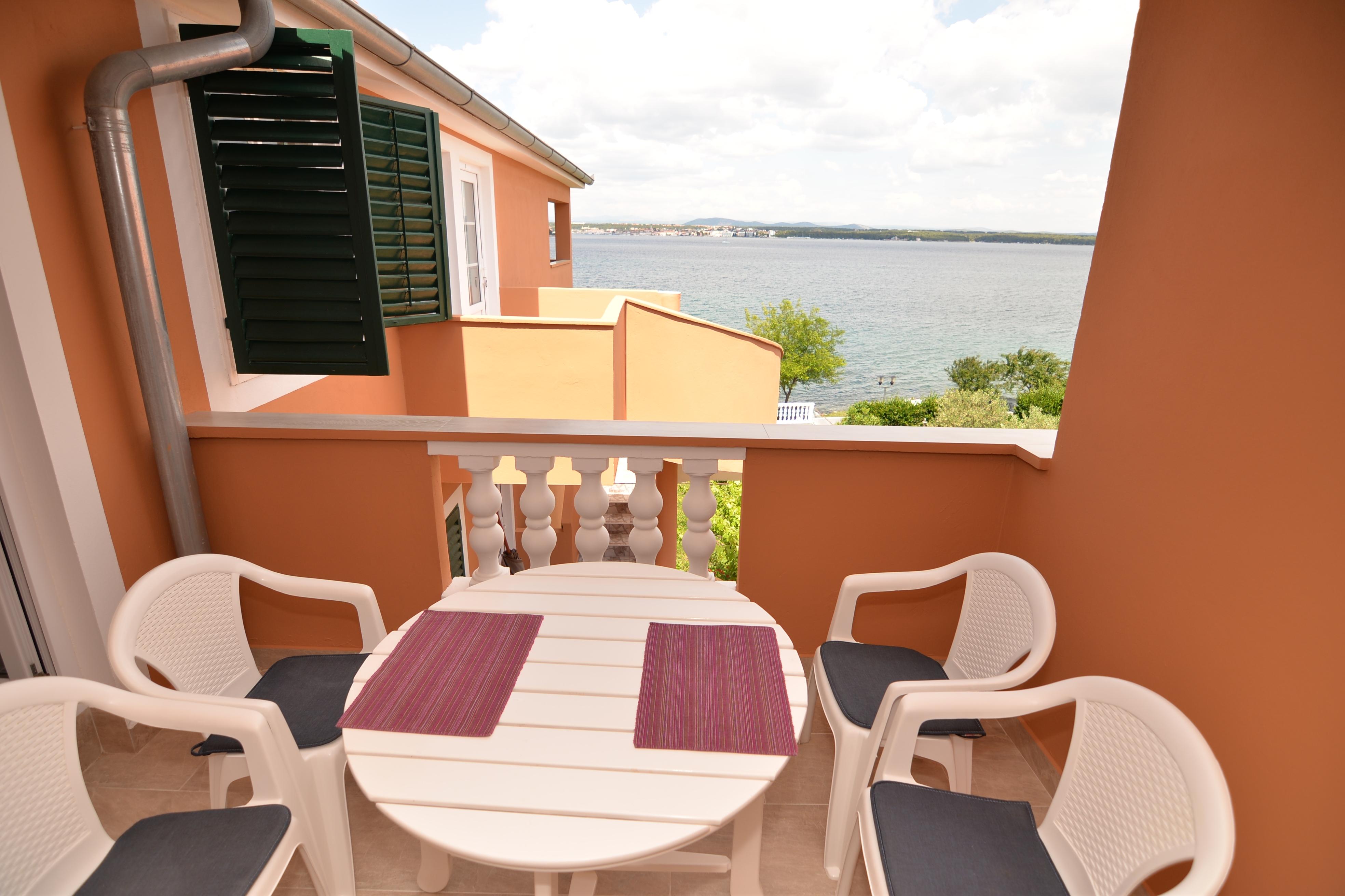 2-Zimmer-Ferienwohnung am Strand Tkon, Pasman A-16589-c