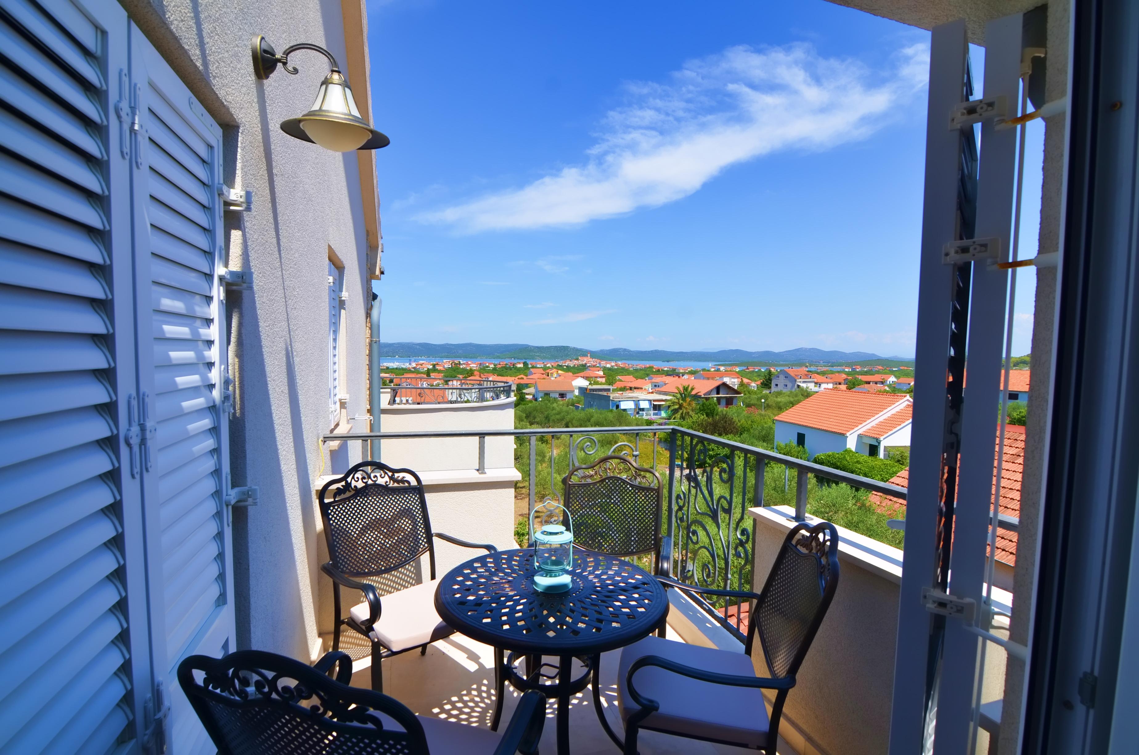 2-Zimmer-Ferienwohnung mit Terrasse und Meerblick Murter A-16655-d