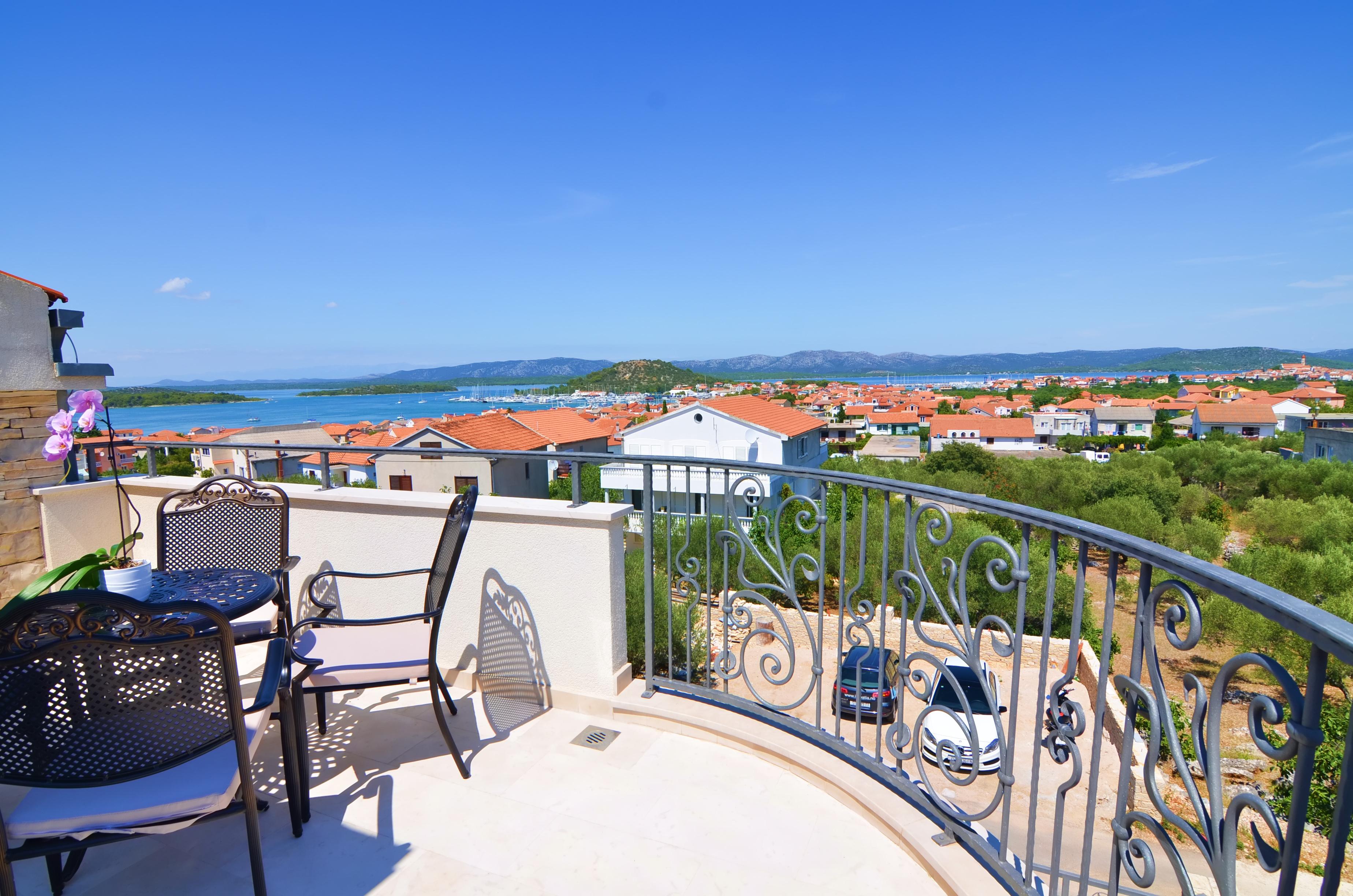 1-Zimmer-Ferienwohnung mit Terrasse und Meerblick Murter A-16655-e