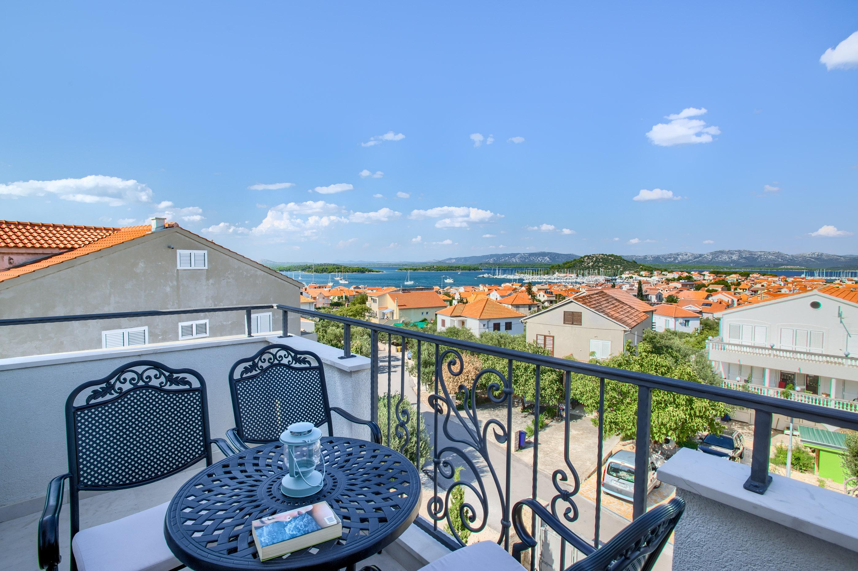 2-Zimmer-Ferienwohnung mit Terrasse und Meerblick Murter A-16655-f