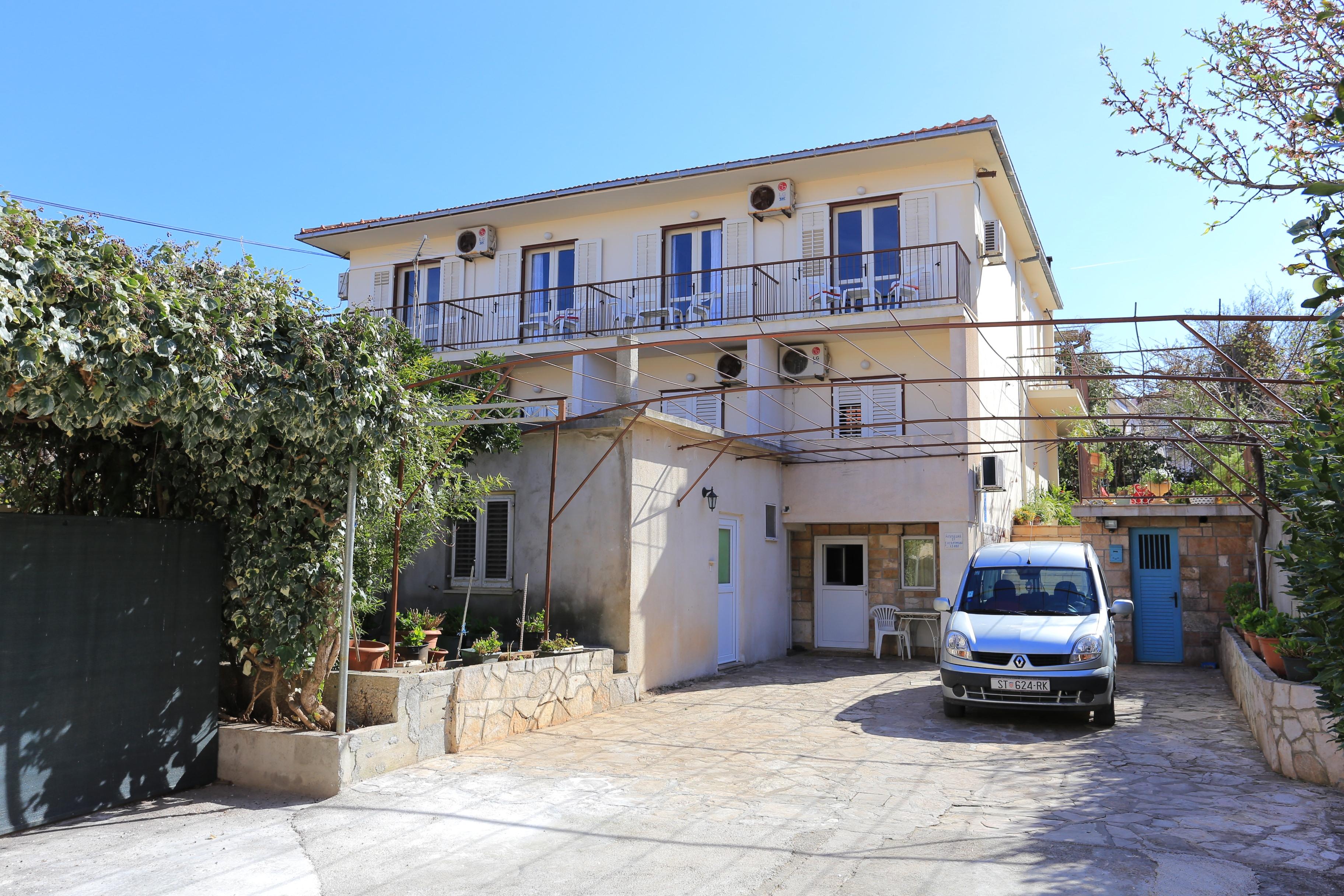 2-Zimmer-Ferienwohnung mit Balkon und Meerblick Supetar, Brac A-16656-