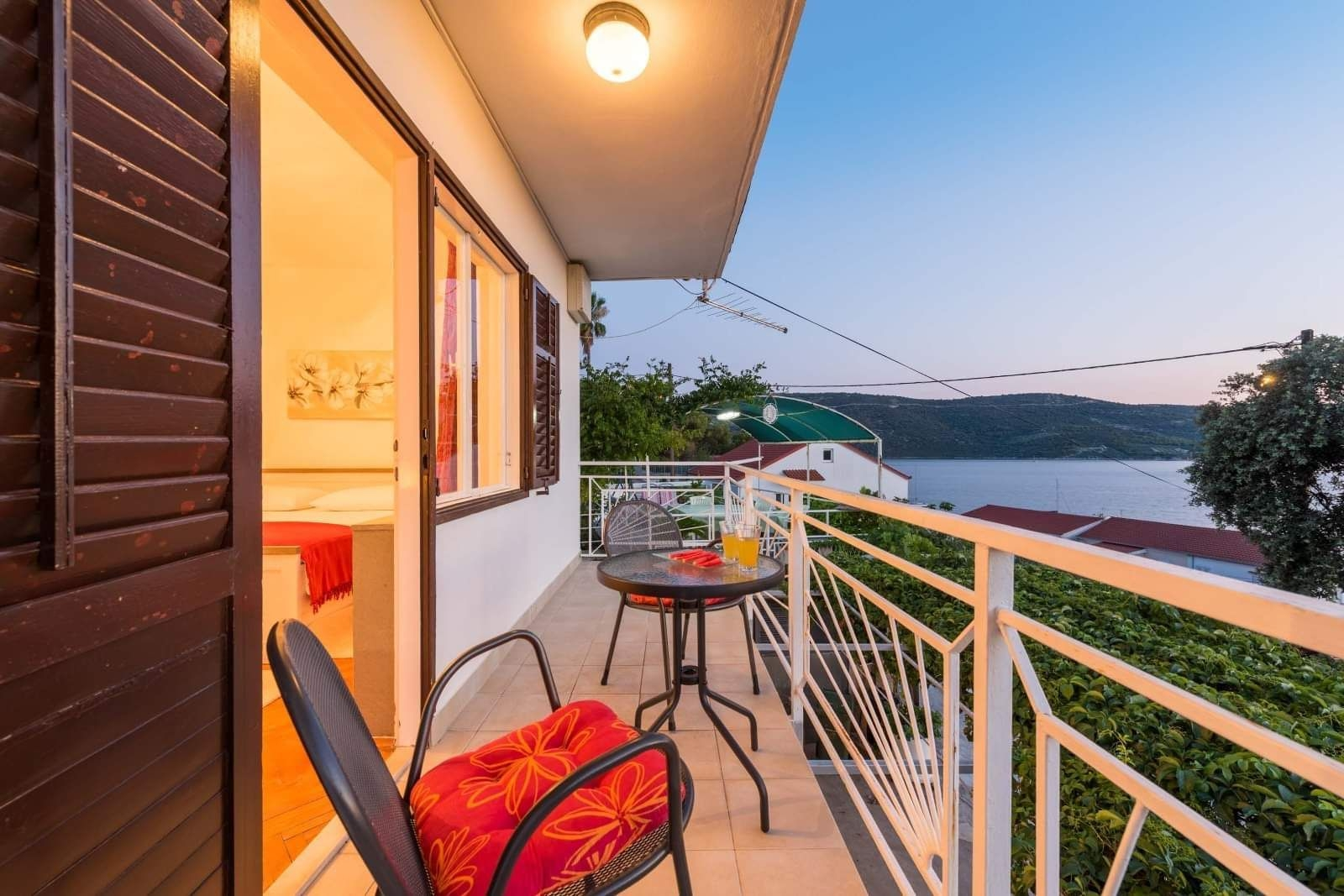 2-Zimmer-Ferienwohnung mit Balkon und Meerblick Poljica, Trogir A-2104