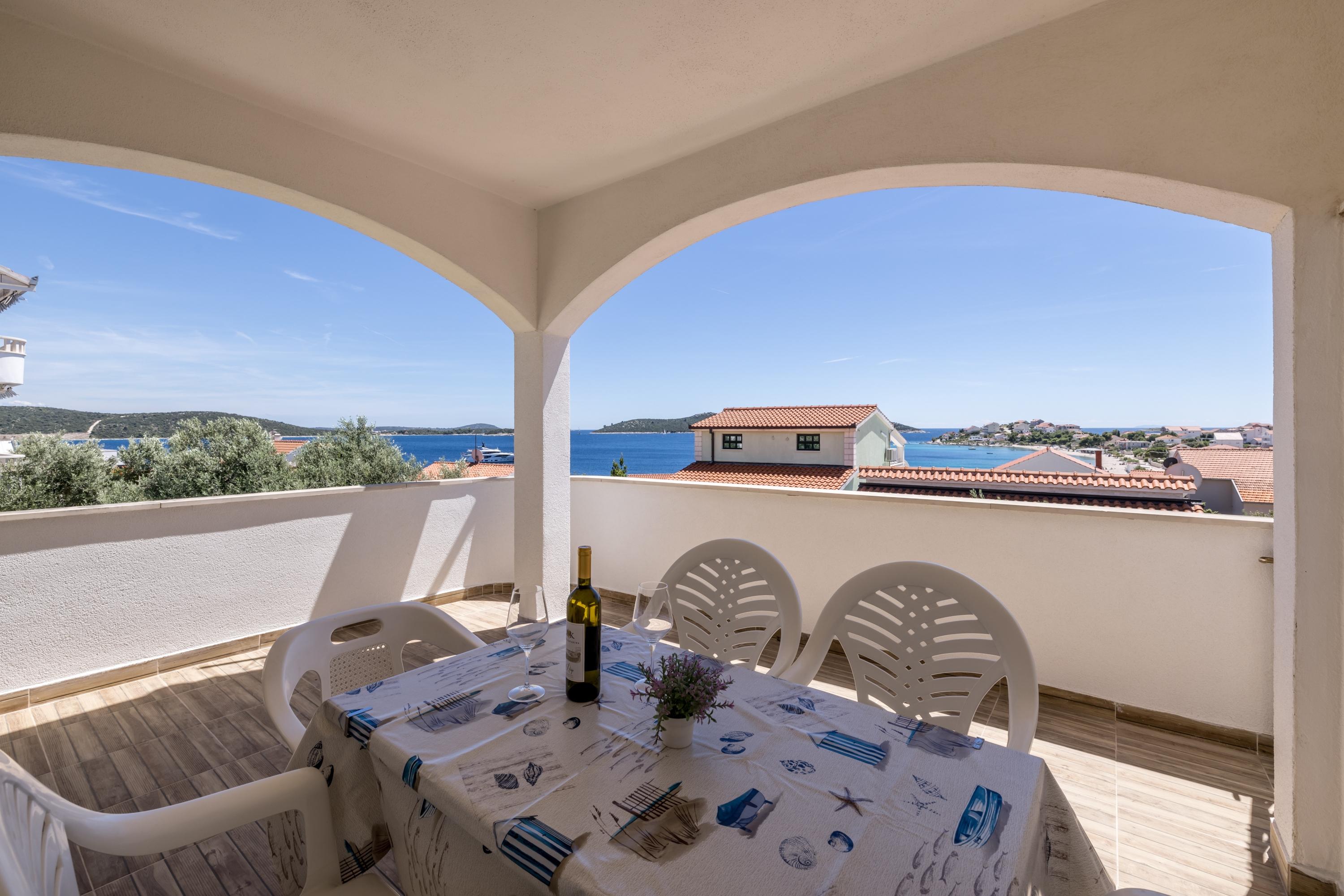 2-Zimmer-Ferienwohnung mit Terrasse und Meerblick Sevid, Trogir A-2116