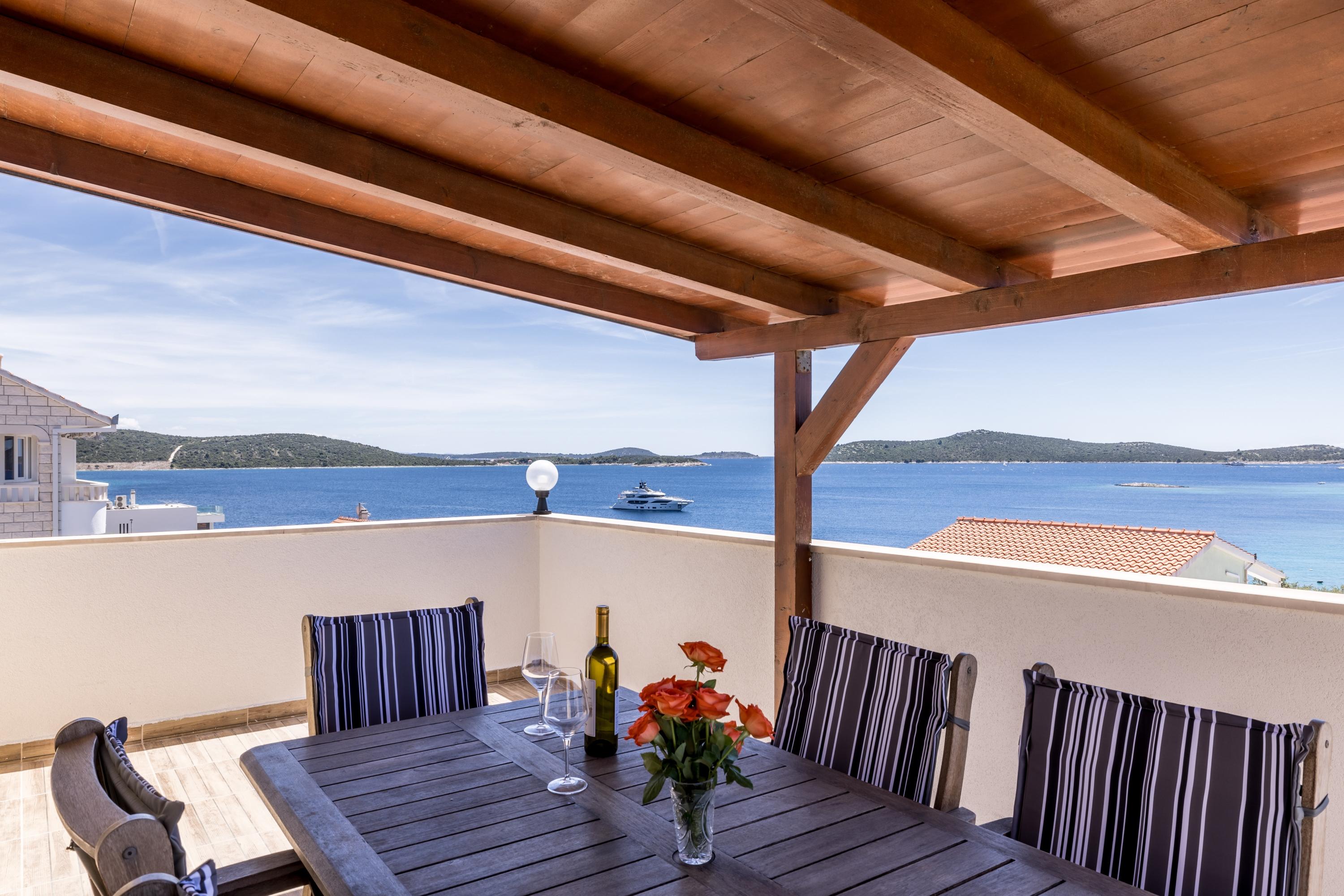 2-Zimmer-Ferienwohnung mit Terrasse und Meerblick Sevid, Trogir A-2116