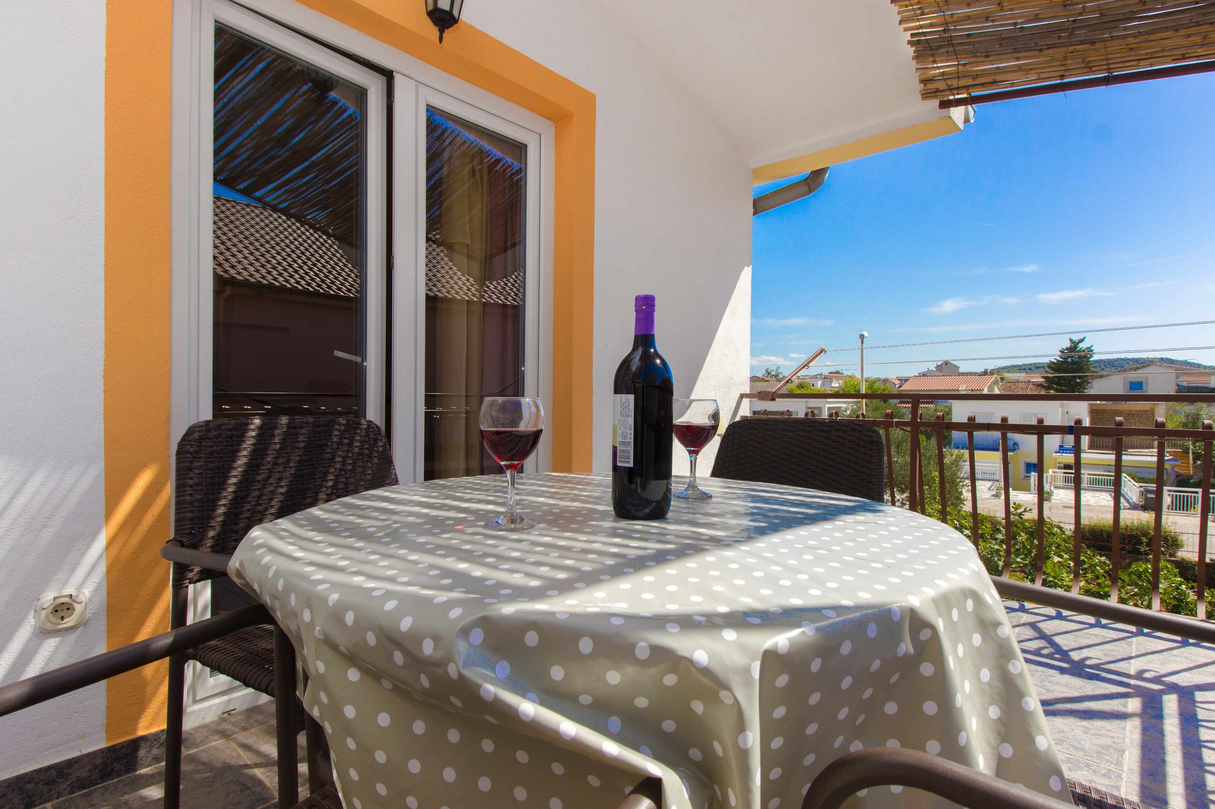 1-Zimmer-Ferienwohnung mit Balkon Pirovac, Sibenik A-22646-a