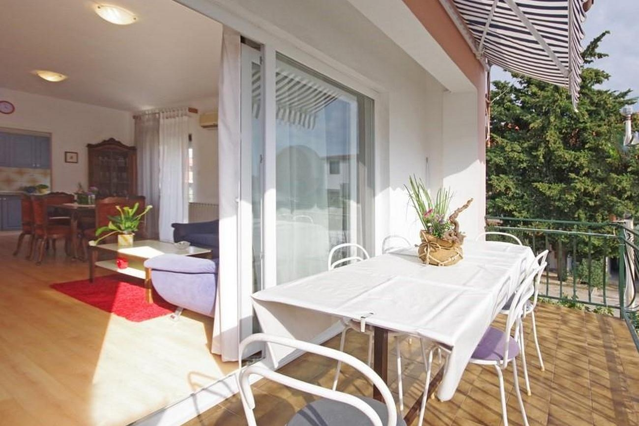 3-Zimmer-Ferienwohnung mit Terrasse Pirovac, Sibenik A-23330-a