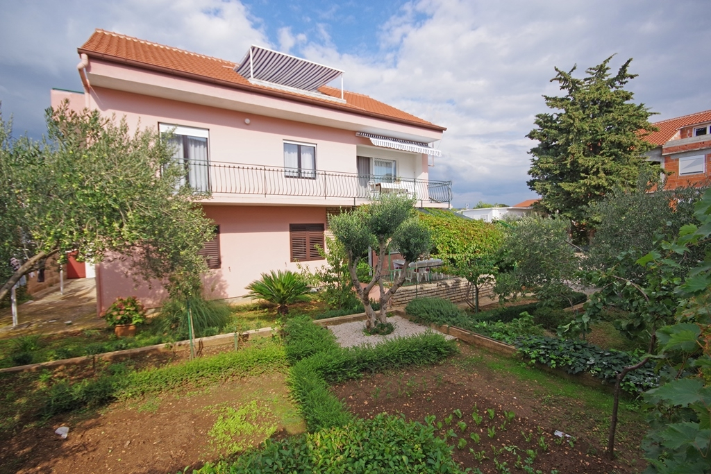 3-Zimmer-Ferienwohnung mit Terrasse Pirovac, Sibenik A-23330-a