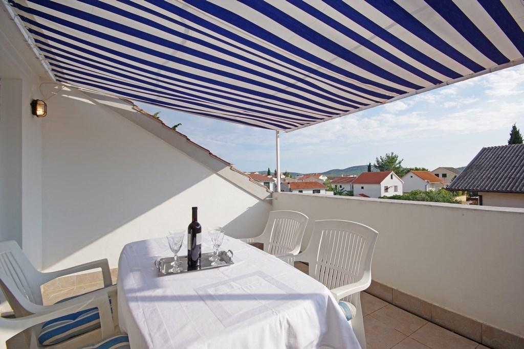 2-Zimmer-Ferienwohnung mit Terrasse Pirovac, Sibenik A-23330-b