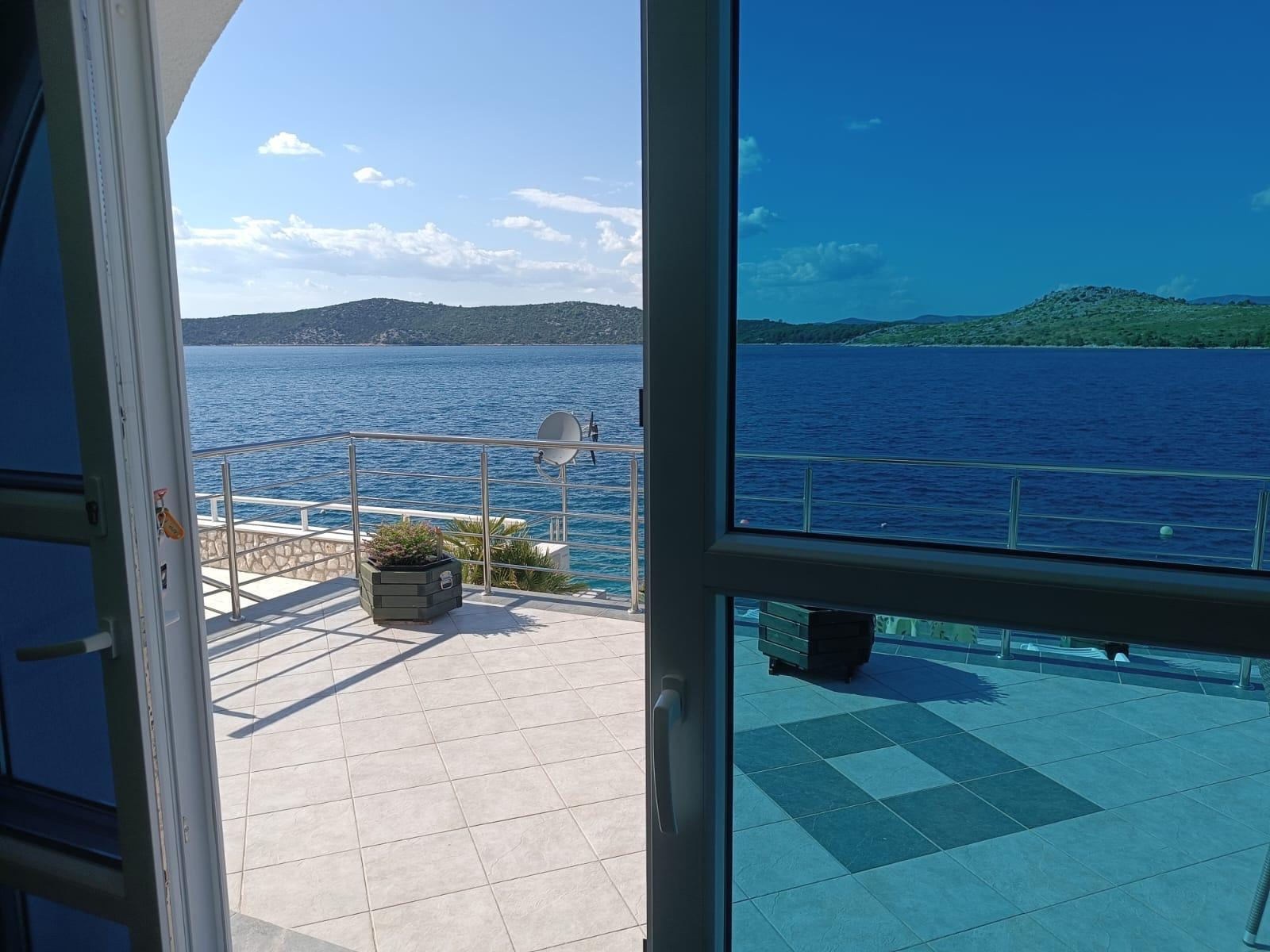 2-Zimmer-Ferienwohnung am Strand Sparadici, Sibenik A-23591-a