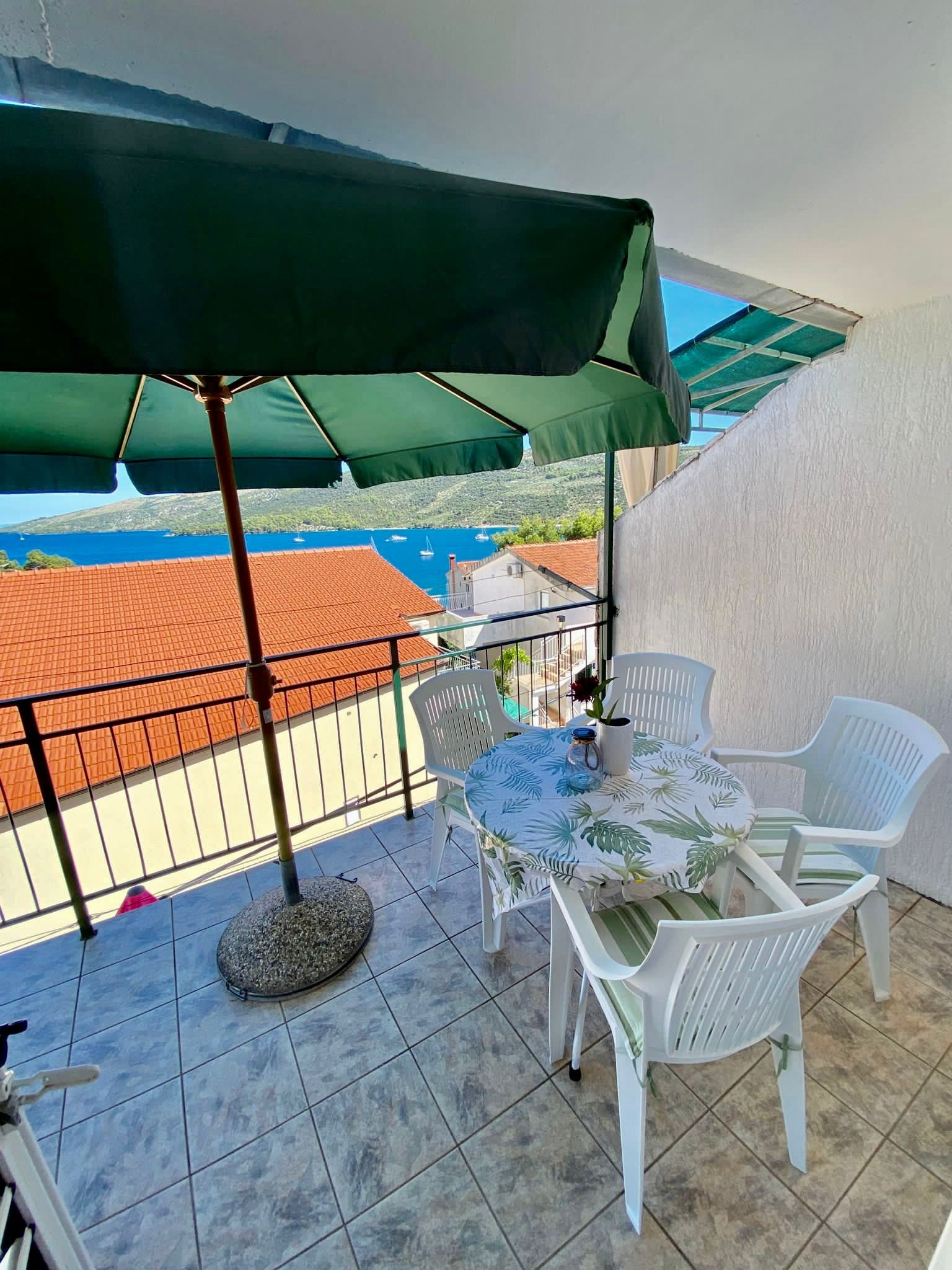 2-Zimmer-Ferienwohnung mit Terrasse und Meerblick Marina, Trogir A-236