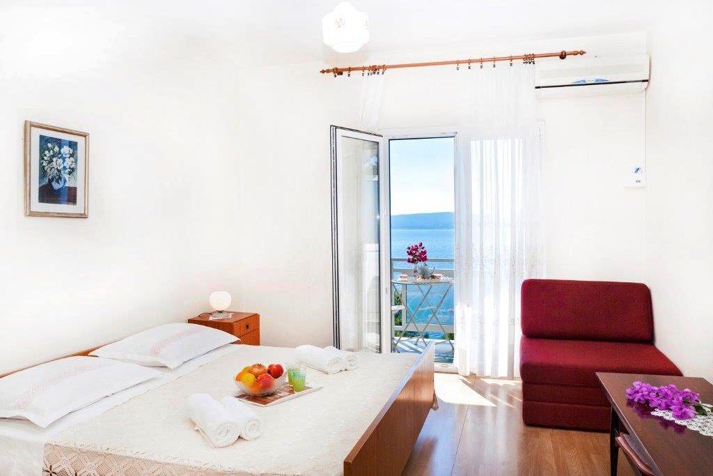 1-Zimmer-Ferienwohnung mit Terrasse und Meerblick Pisak, Omis A-1004-b