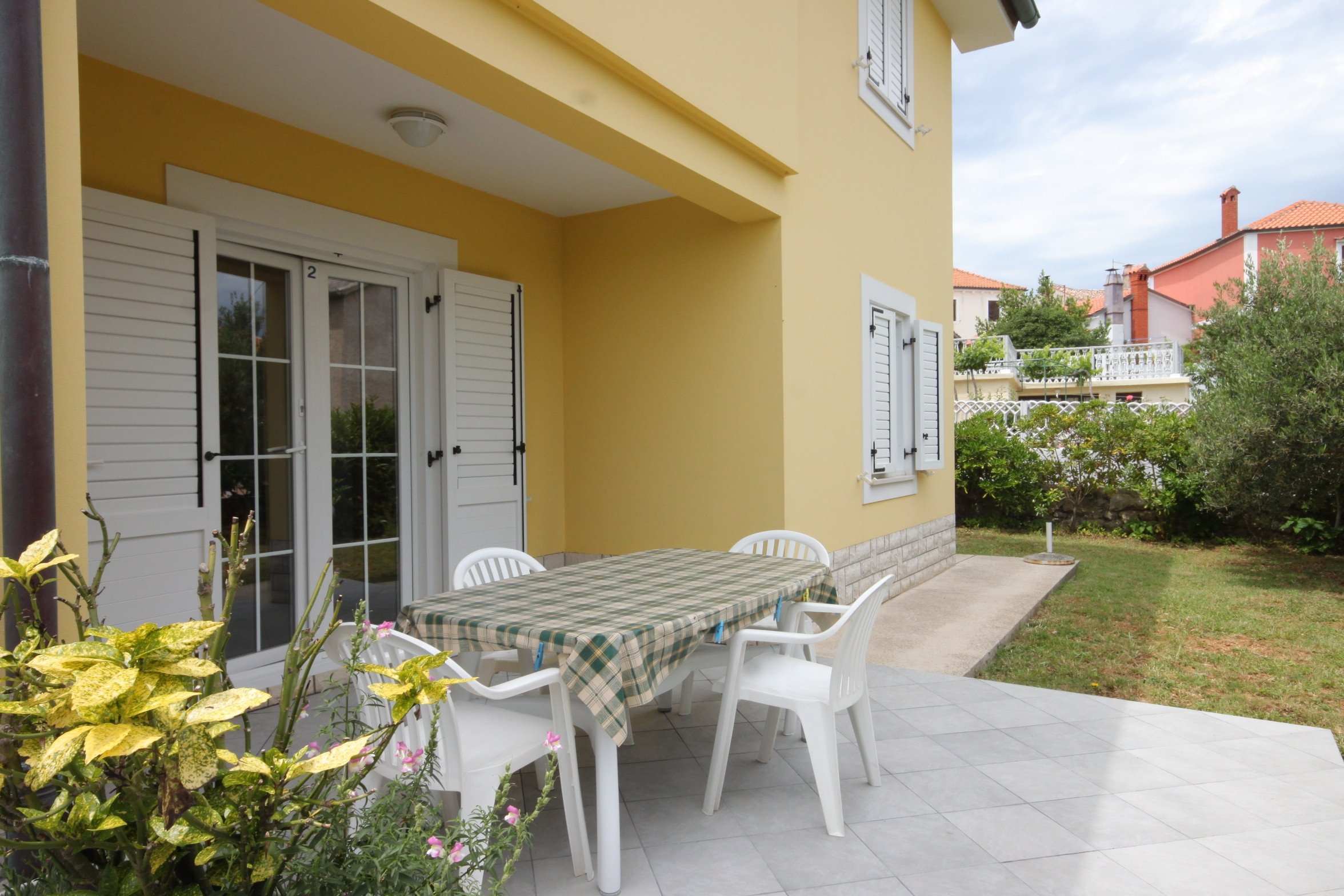 2-Zimmer-Ferienwohnung mit Terrasse Nerezine, Losinj A-3451-a