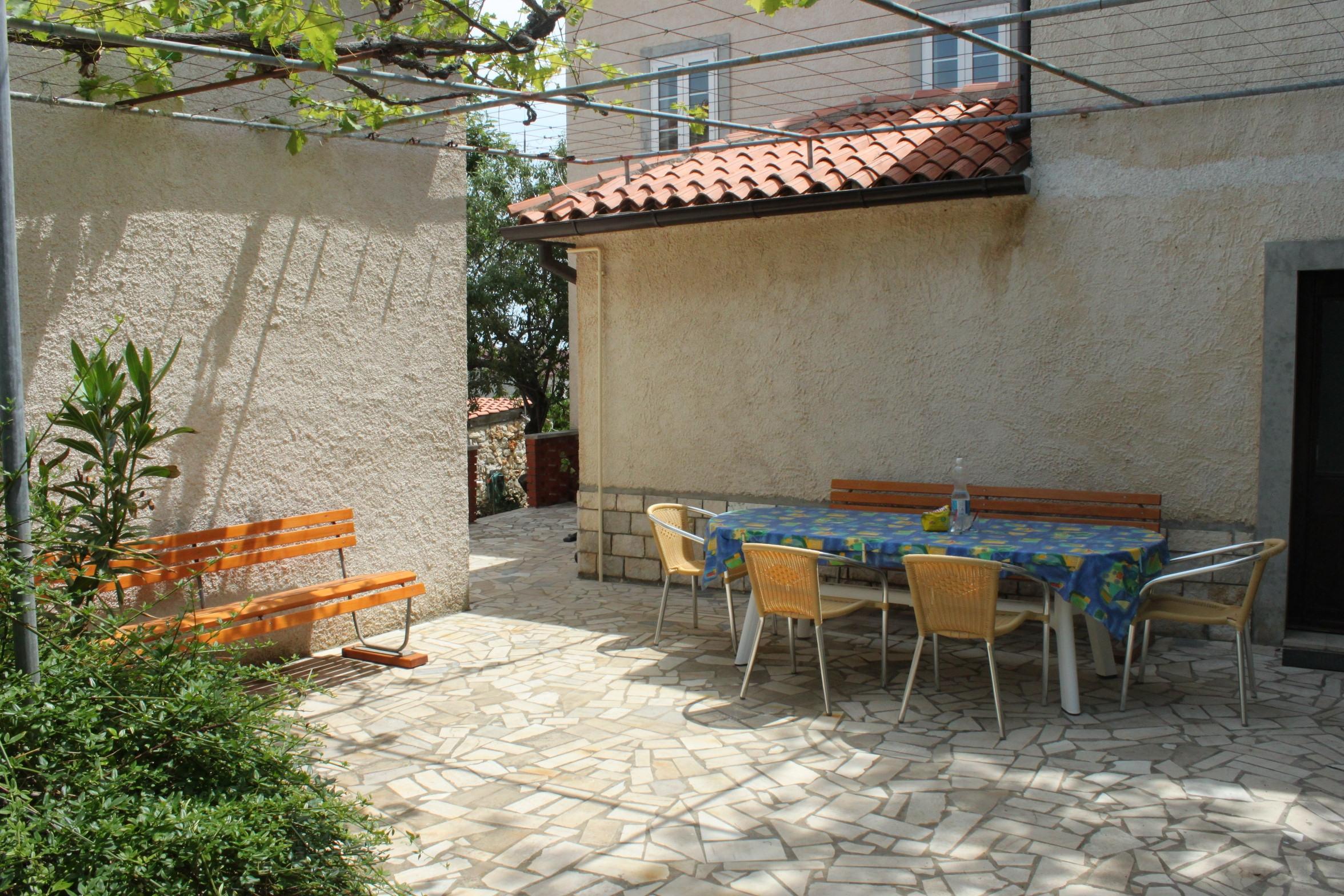 2-Zimmer-Ferienwohnung mit Terrasse Nerezine, Losinj A-3479-b