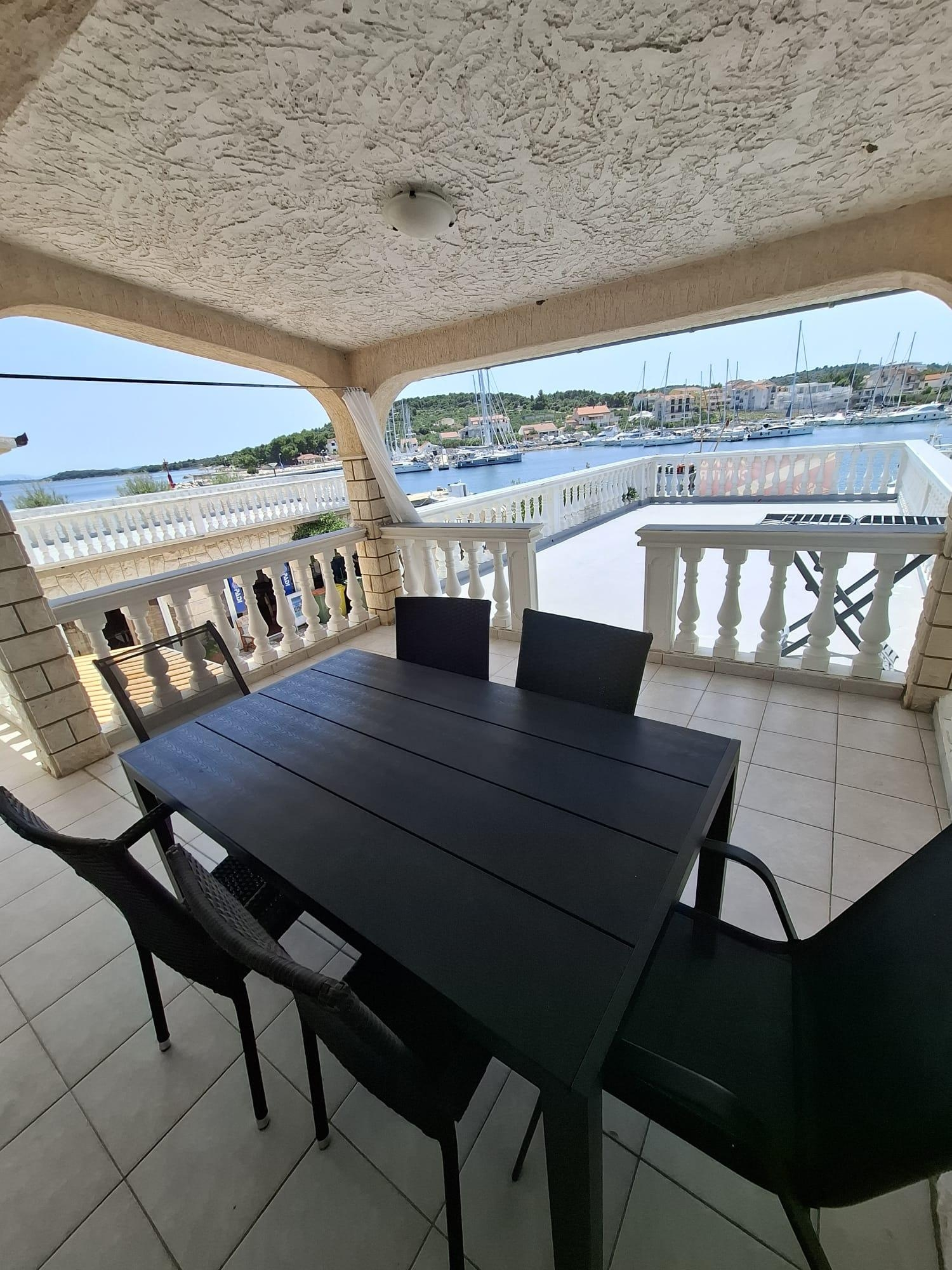 2-Zimmer-Ferienwohnung mit Terrasse und Meerblick Jezera, Murter A-512