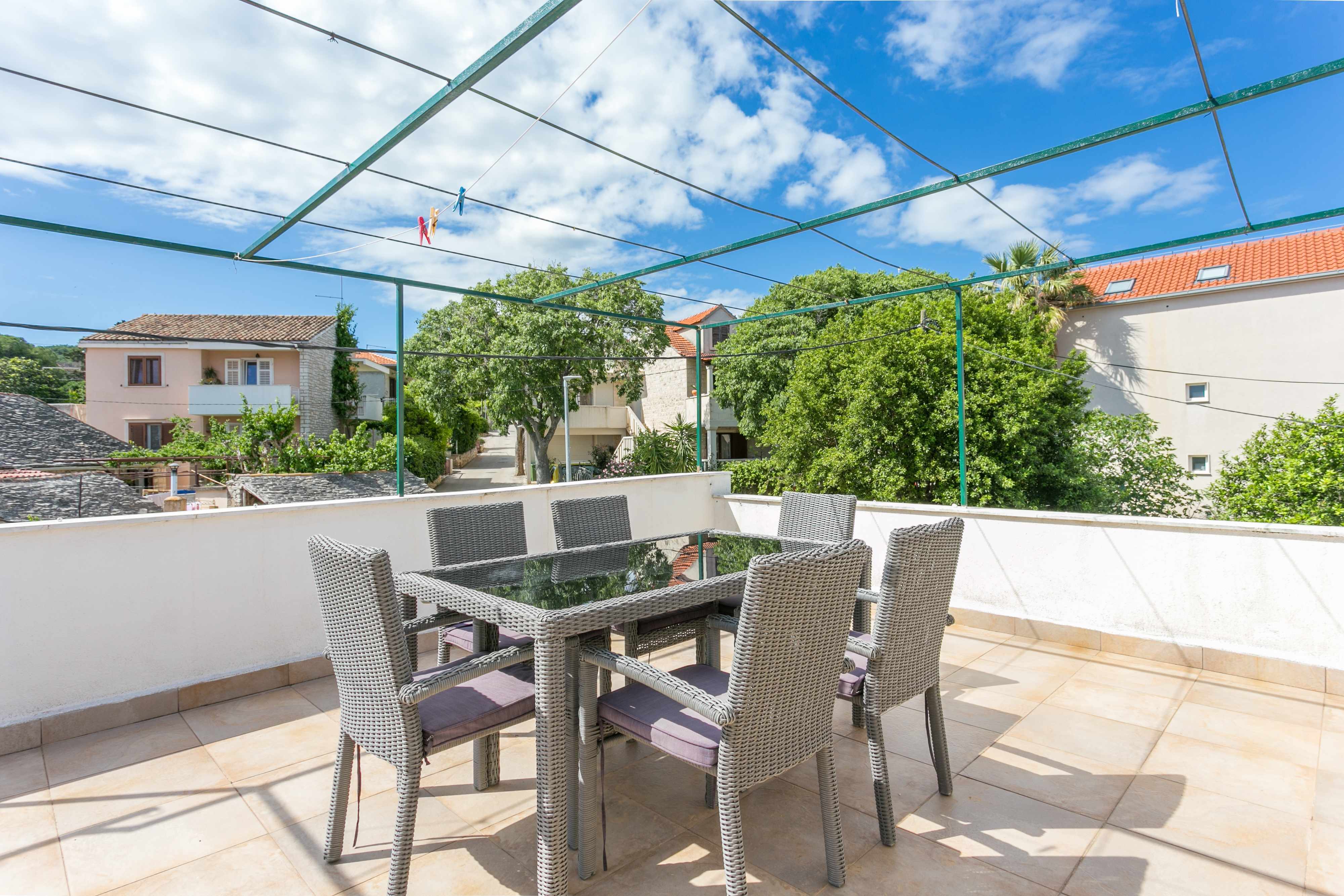 3-Zimmer-Ferienwohnung mit Terrasse und Meerblick Supetar, Brac A-2013