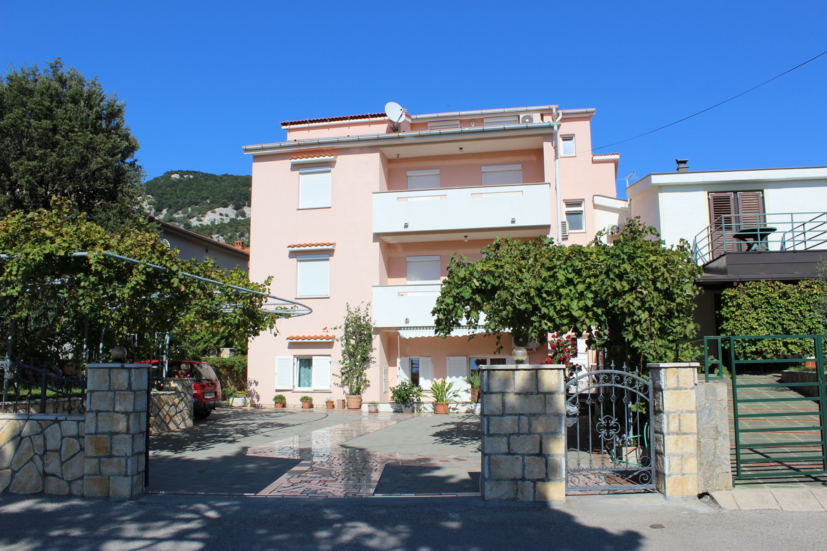 Fewo in Baska - das Meer ist nur ca. 150 m von hier entfernt!