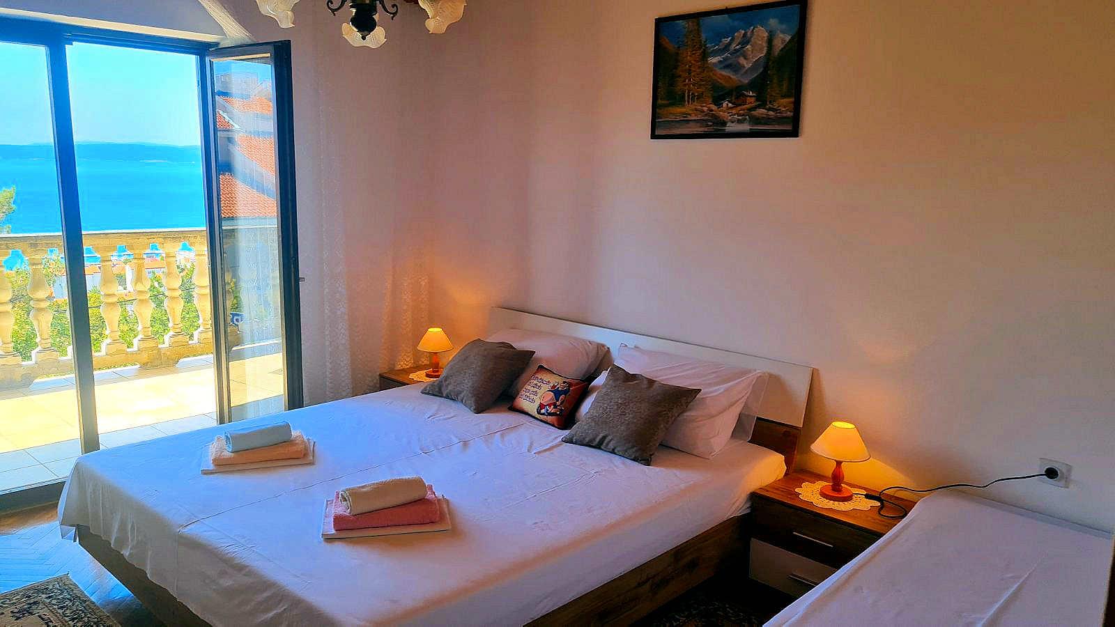 Am Siedlungsrand gelegen: App für 6-8 mit Ausblick auf Altstadt & Meer