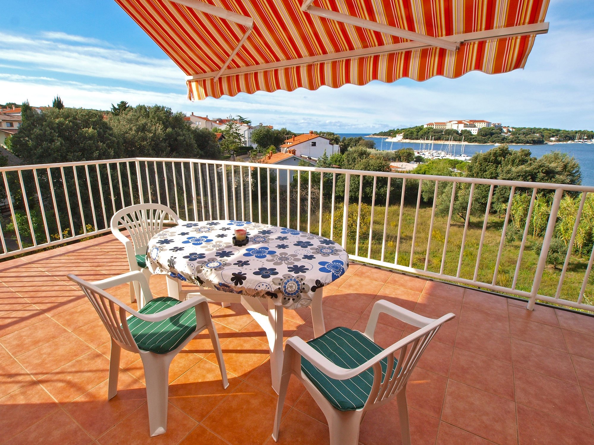 2-Zimmer-Ferienwohnung mit Terrasse und Meerblick Pjescana Uvala, Pula