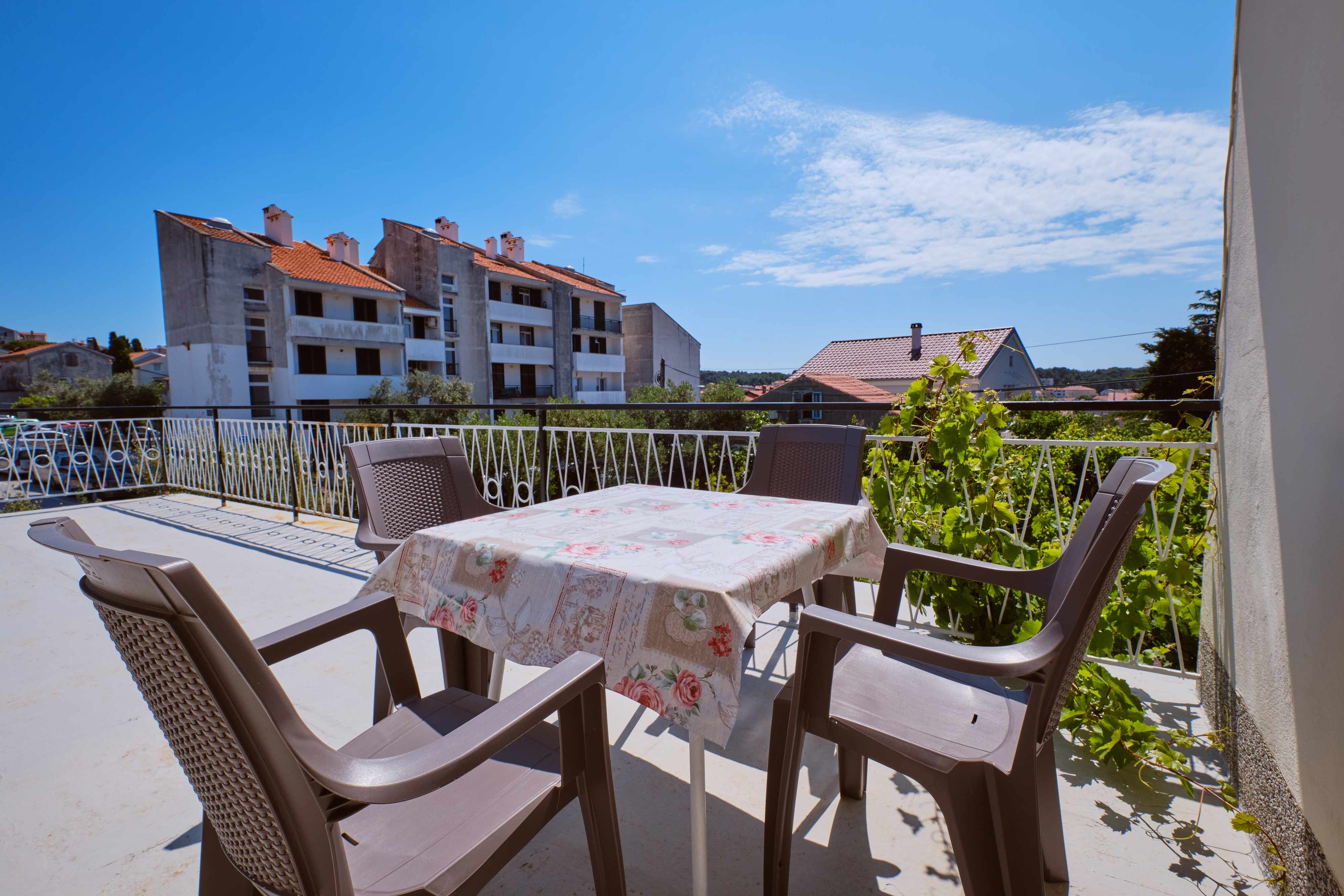 2-Zimmer-Ferienwohnung mit Terrasse und Meerblick Mali Losinj A-24690-