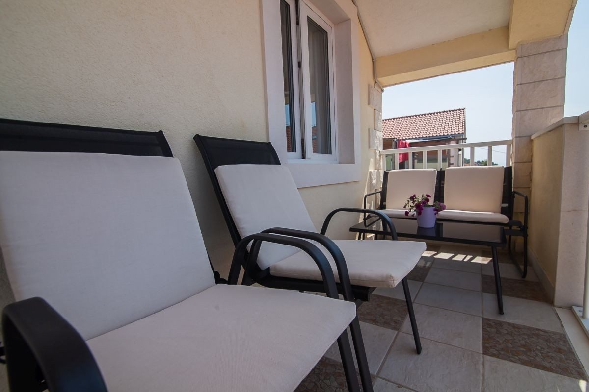 2-Zimmer-Ferienwohnung mit Balkon und Meerblick Bol, Brac A-23847-d