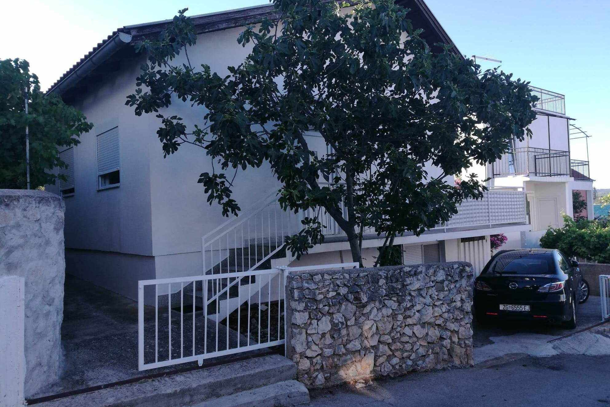 2-Zimmer-Ferienwohnung mit Terrasse und Meerblick Bilice, Krka A-23875