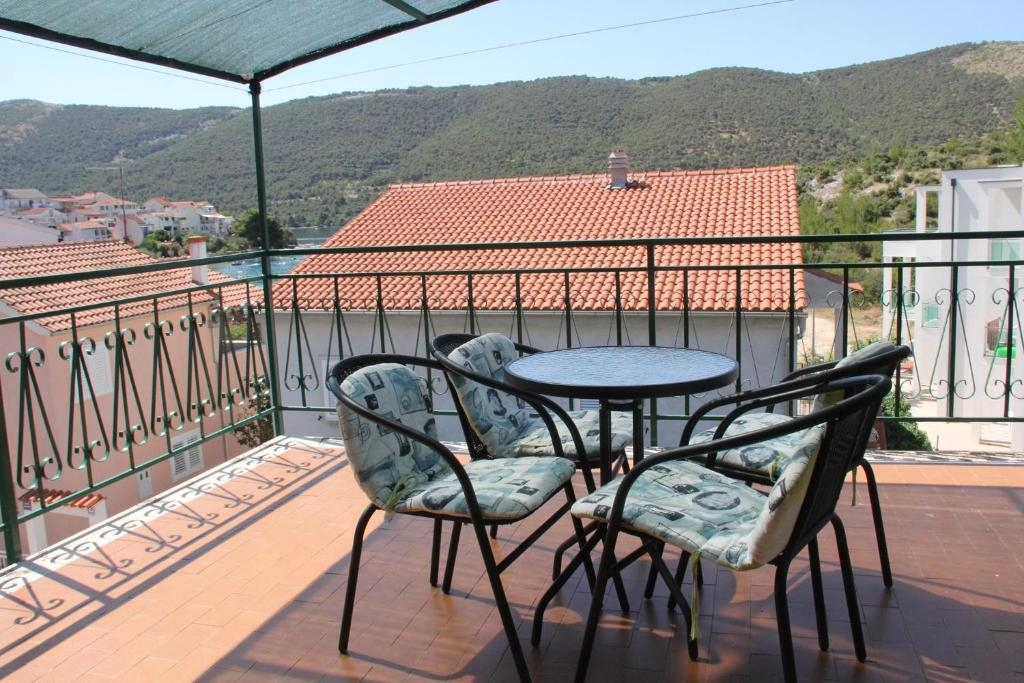 3-Zimmer-Ferienwohnung mit Terrasse Grebastica, Sibenik A-23940-a