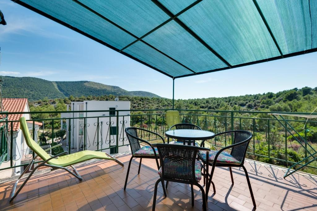 3-Zimmer-Ferienwohnung mit Terrasse Grebastica, Sibenik A-23940-b