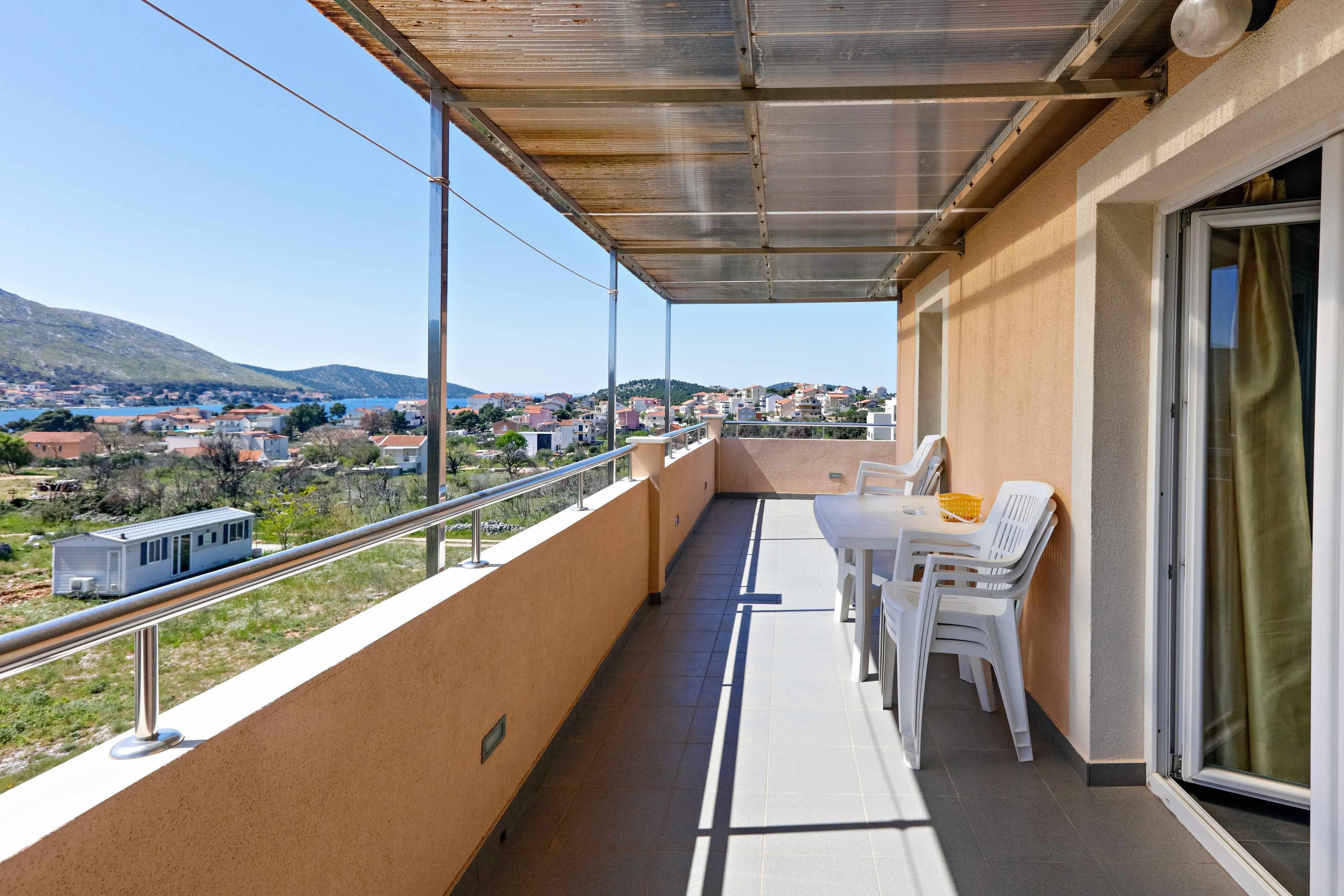2-Zimmer-Ferienwohnung mit Balkon und Meerblick Grebastica, Sibenik A-